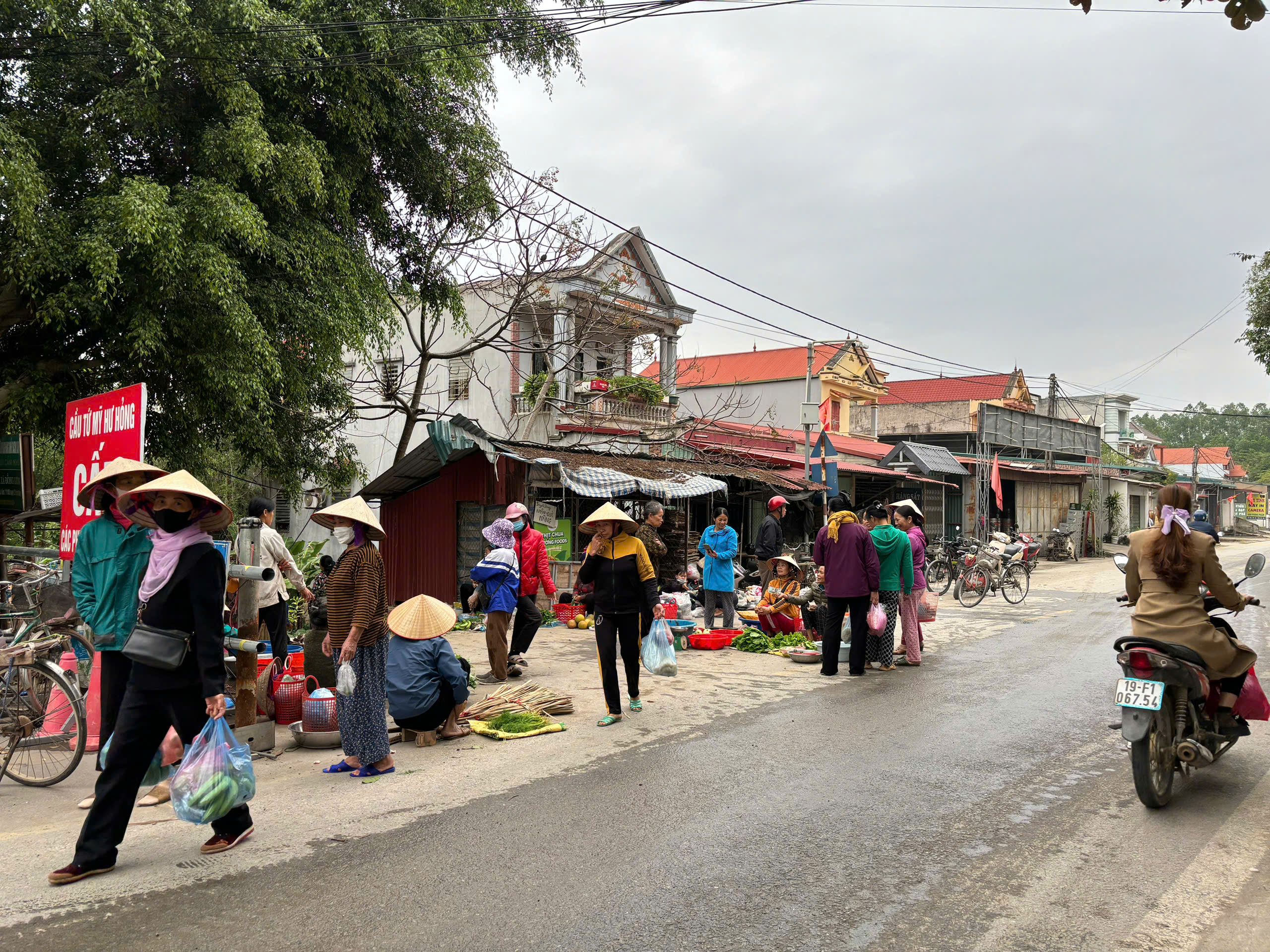 Biết nguy hiểm vẫn họp chợ dưới lòng đường