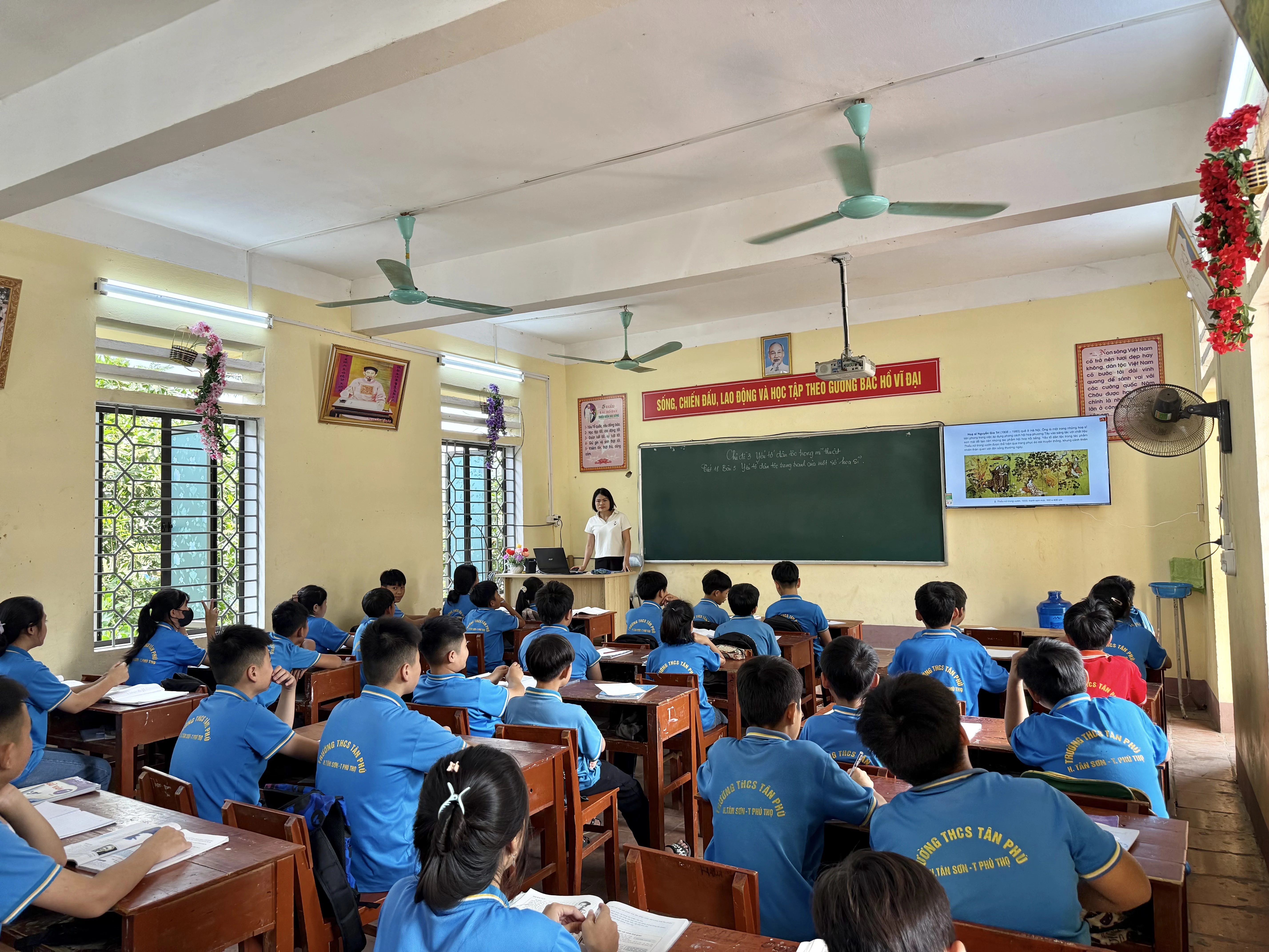 Người “thắp lửa” giáo dục giữa mây ngàn