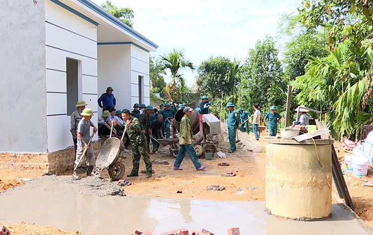 Huấn luyện kết hợp với công tác dân vận