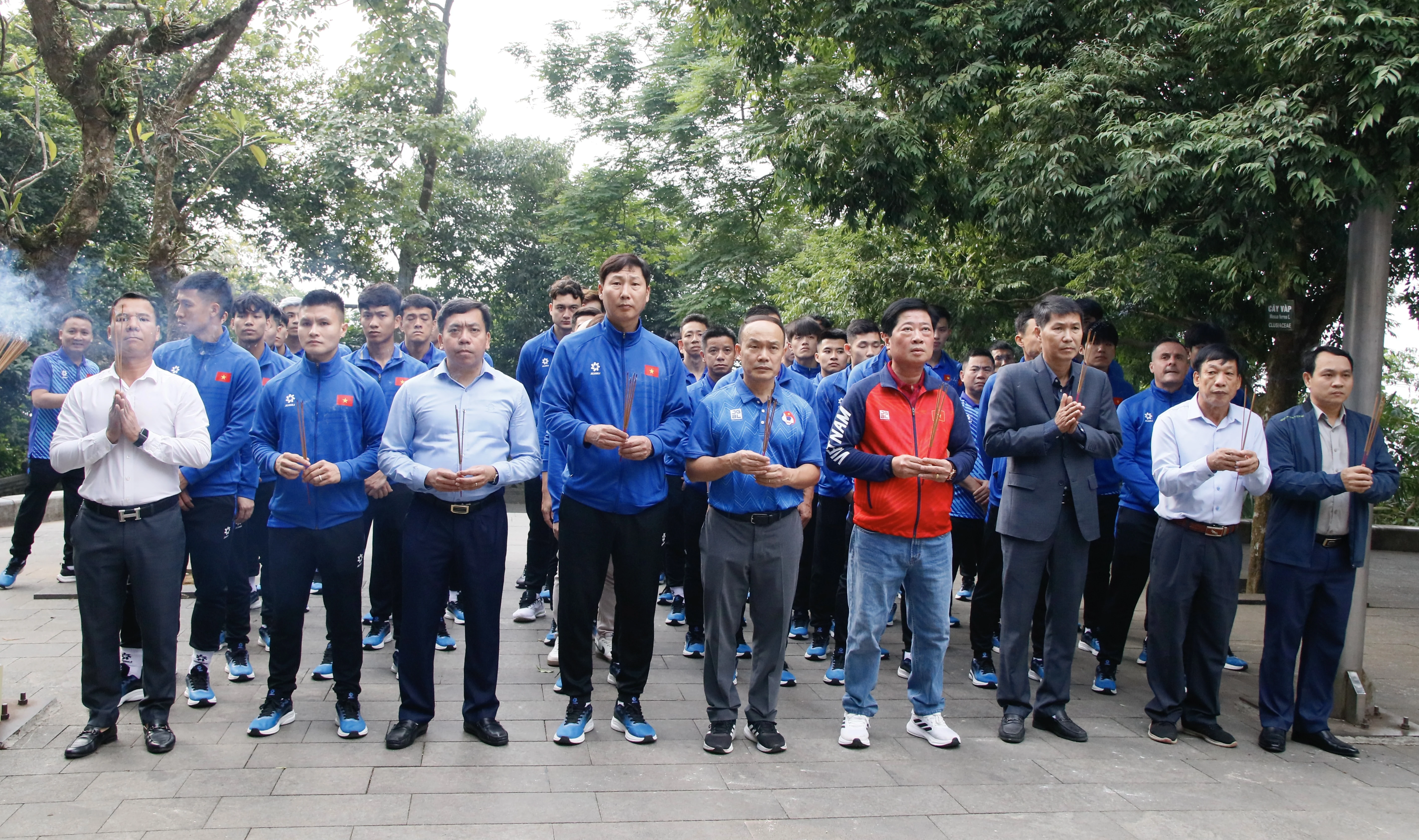 Vietnam Football Team Offers Incense to Commemorate the Hung Kings