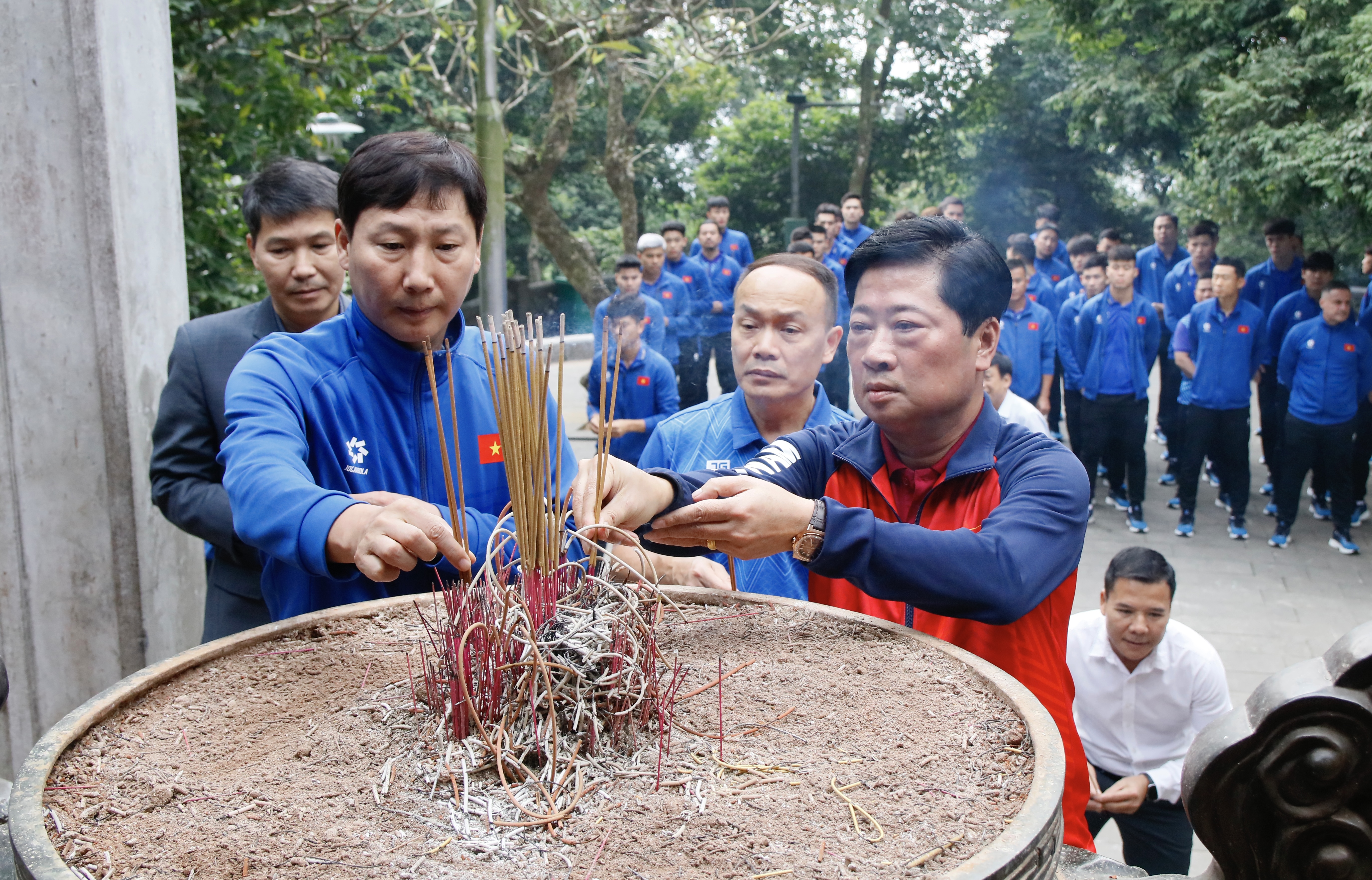 Đội tuyển bóng đá Việt Nam dâng hương tưởng niệm các Vua Hùng