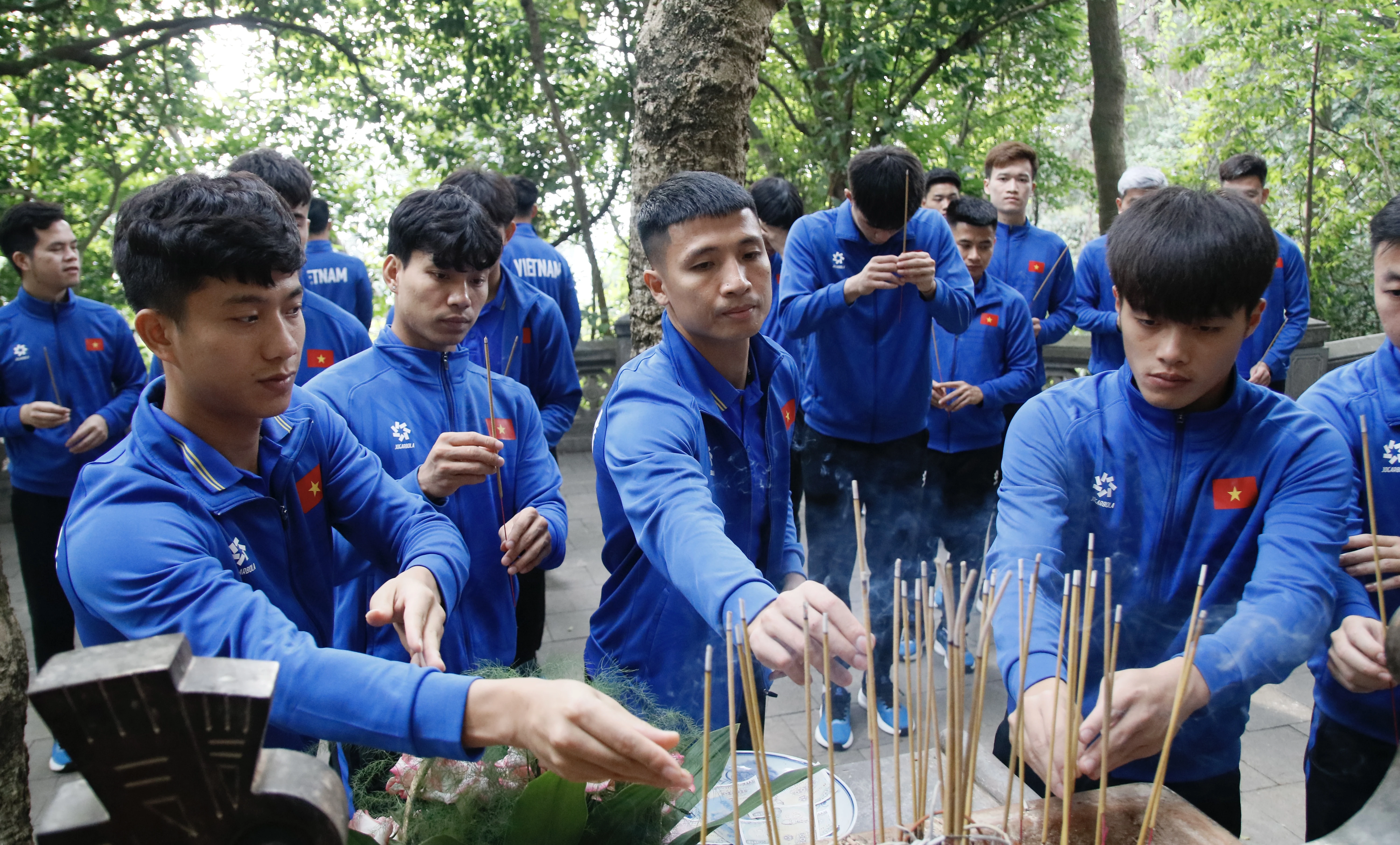 Vietnam Football Team Offers Incense to Commemorate the Hung Kings