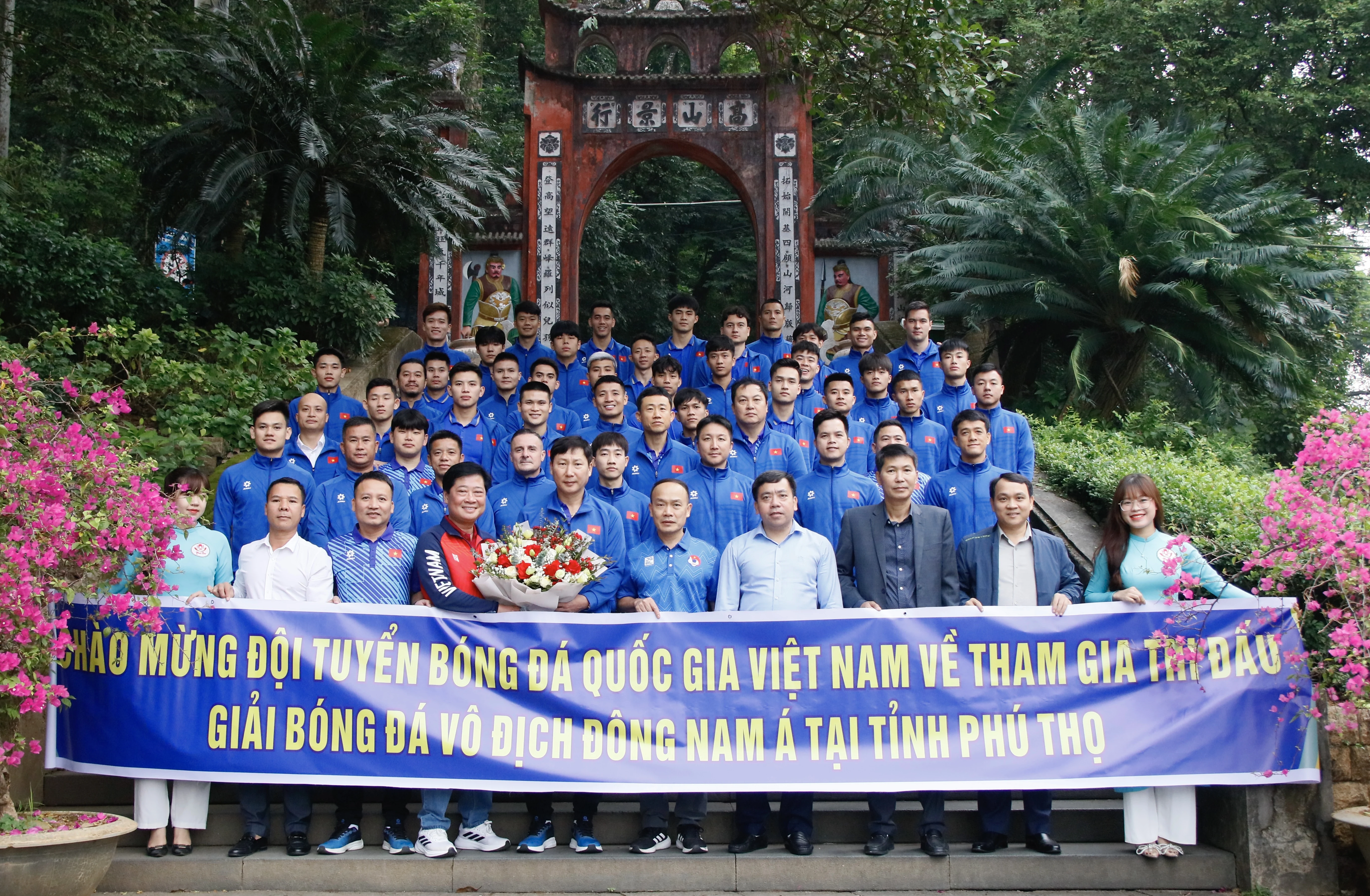 Vietnam Football Team Offers Incense to Commemorate the Hung Kings
