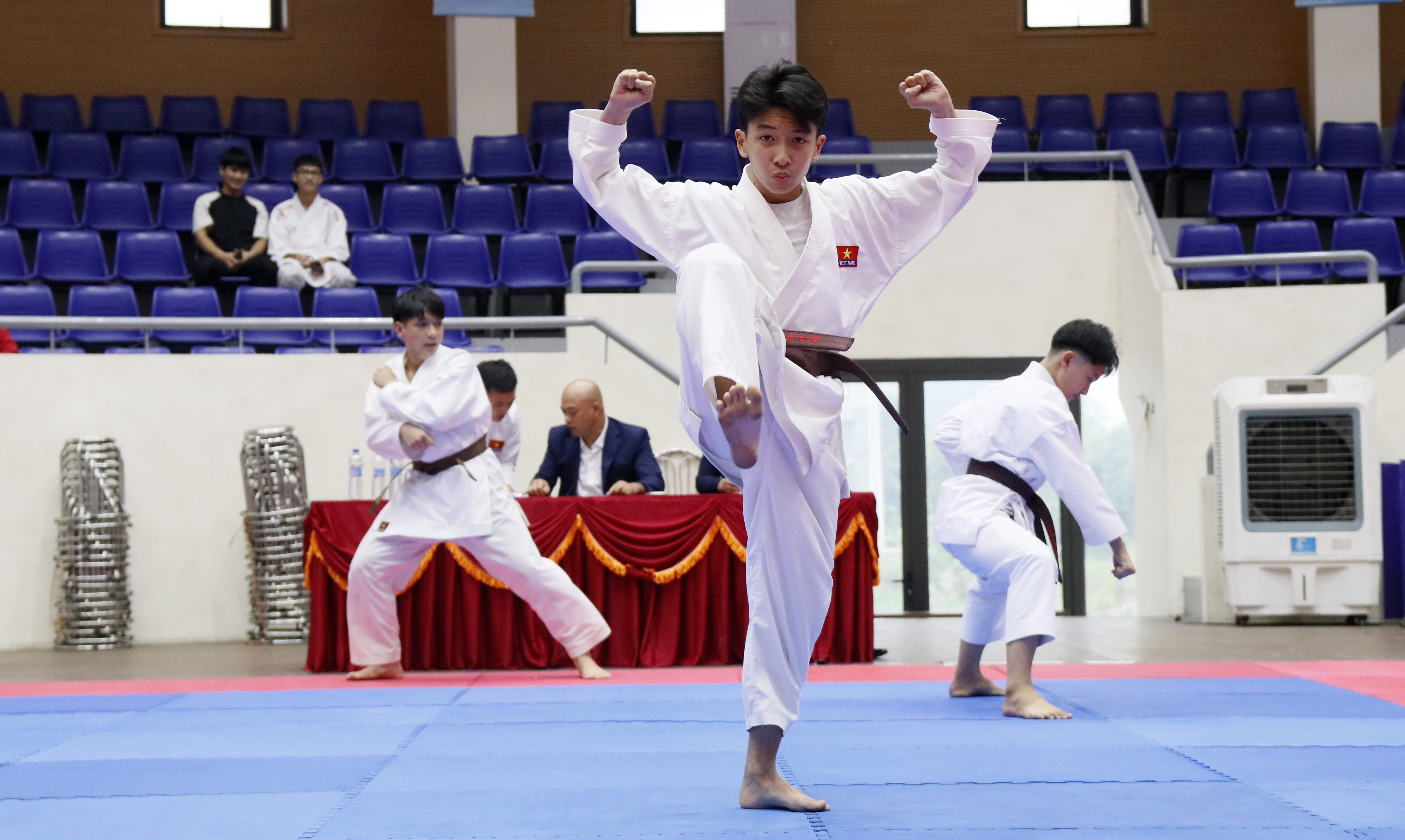 144 VĐV, HLV, võ sư vượt qua Kỳ thi thăng đẳng cấp Quốc gia môn Karate năm 2024