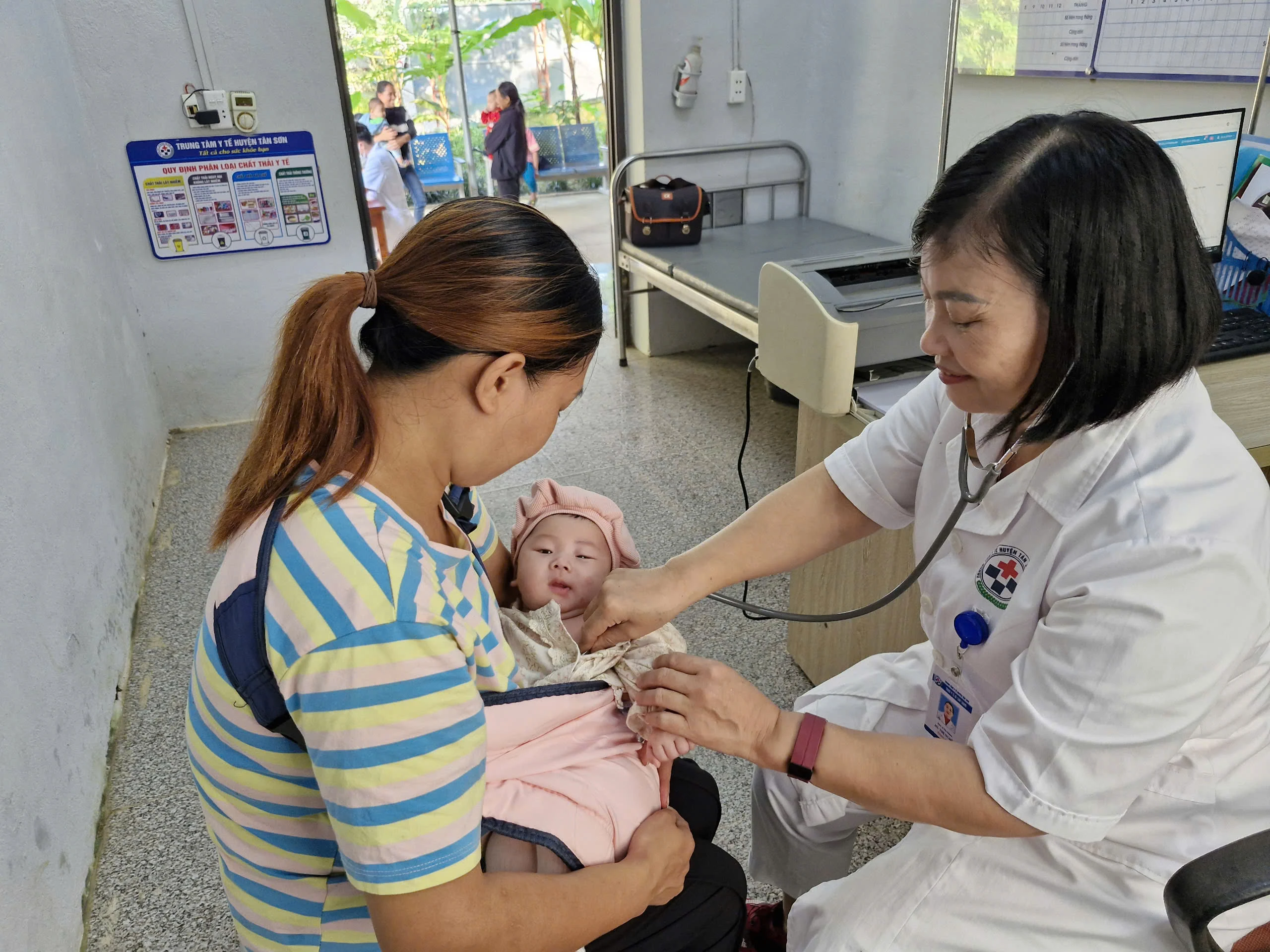 Chia sẻ gánh nặng tài chính với đồng bào dân tộc thiểu số khi ốm đau