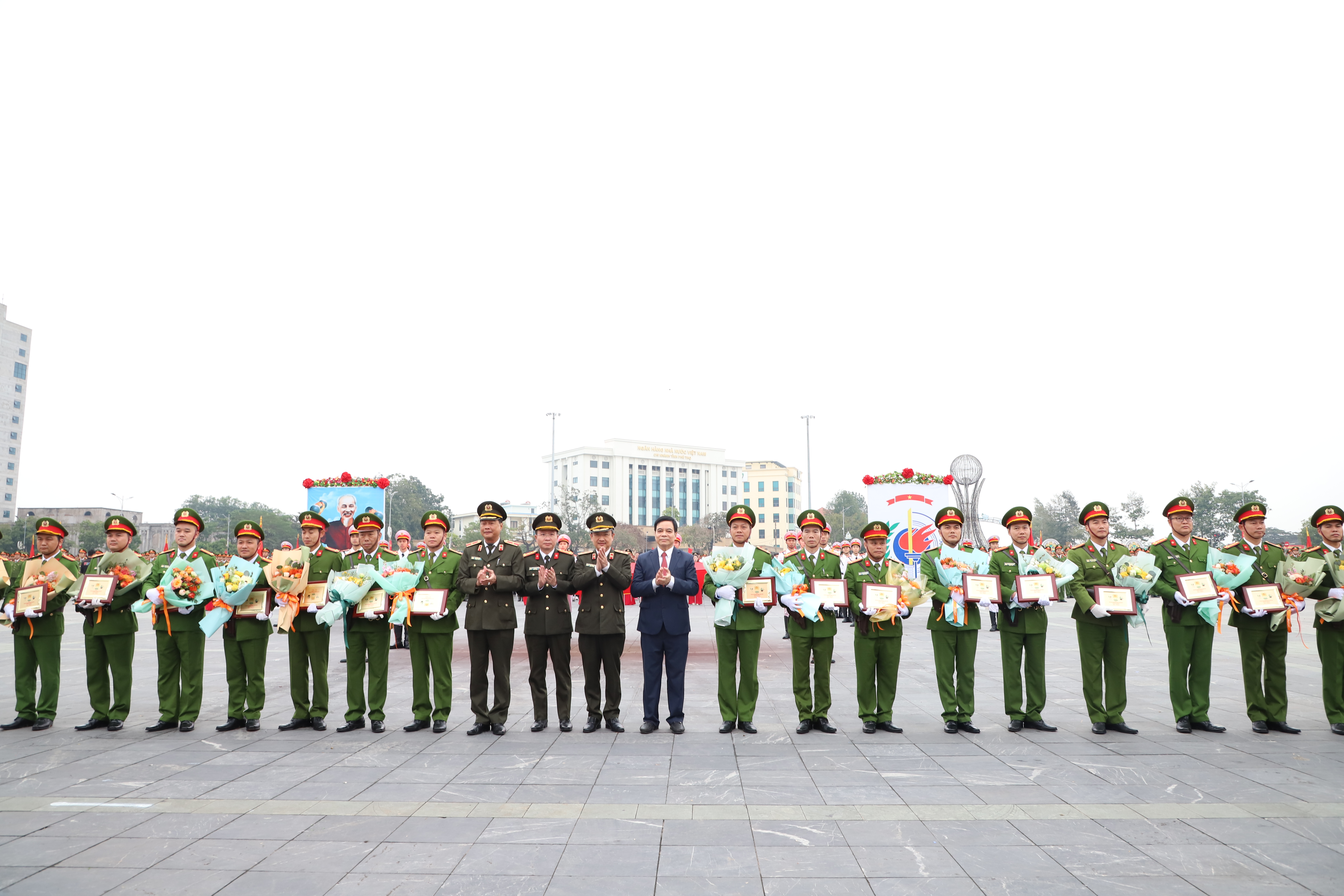 Khai mạc Đại hội khỏe “Vì an ninh Tổ quốc” lần thứ IX và Hội thi điều lệnh, quân sự, võ thuật Công an Nhân dân lần thứ VI khu vực 2