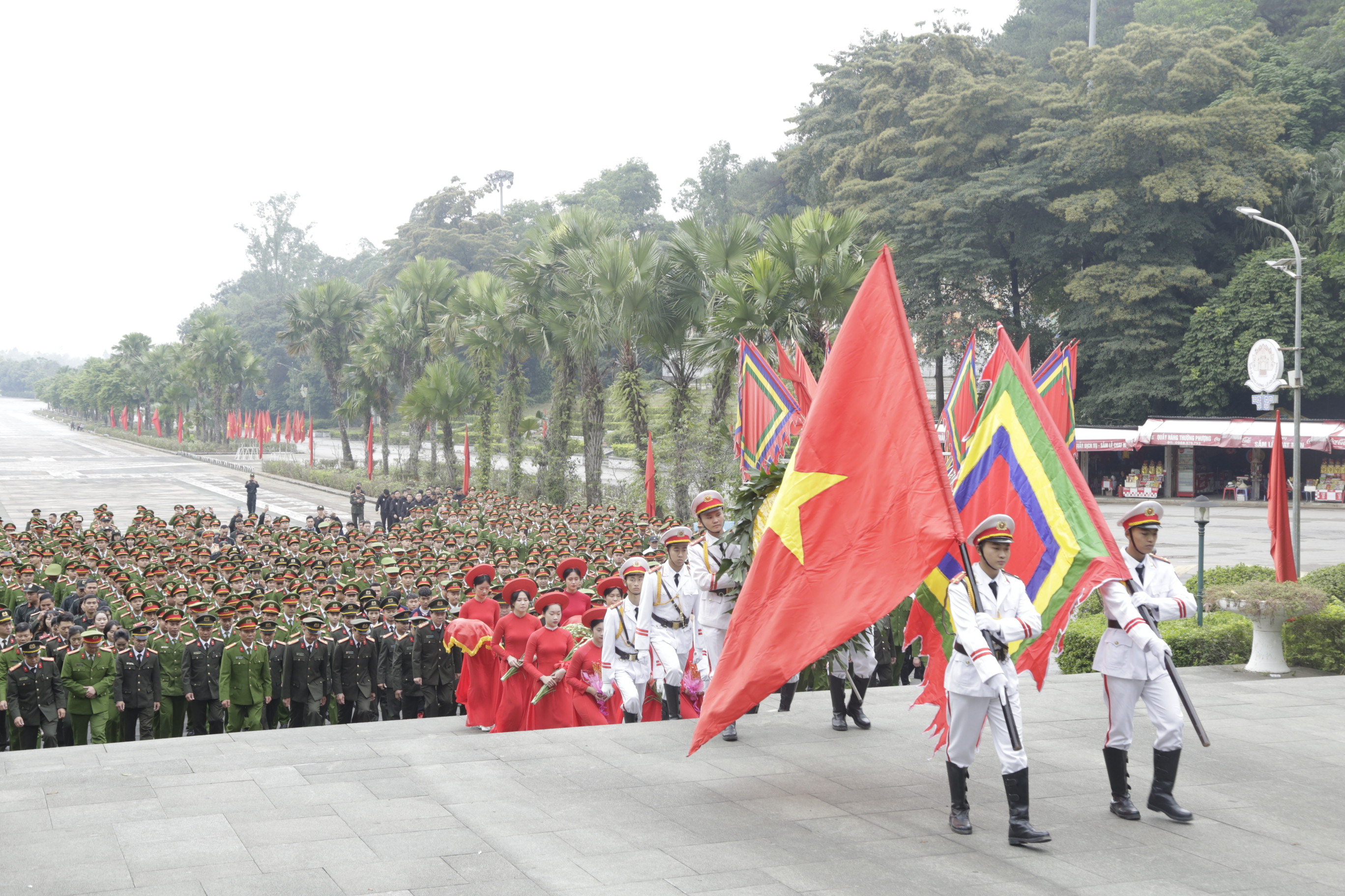 Gần 1.000 đại biểu Công an Nhân dân dâng hương tại Khu Di tích lịch sử Đền Hùng