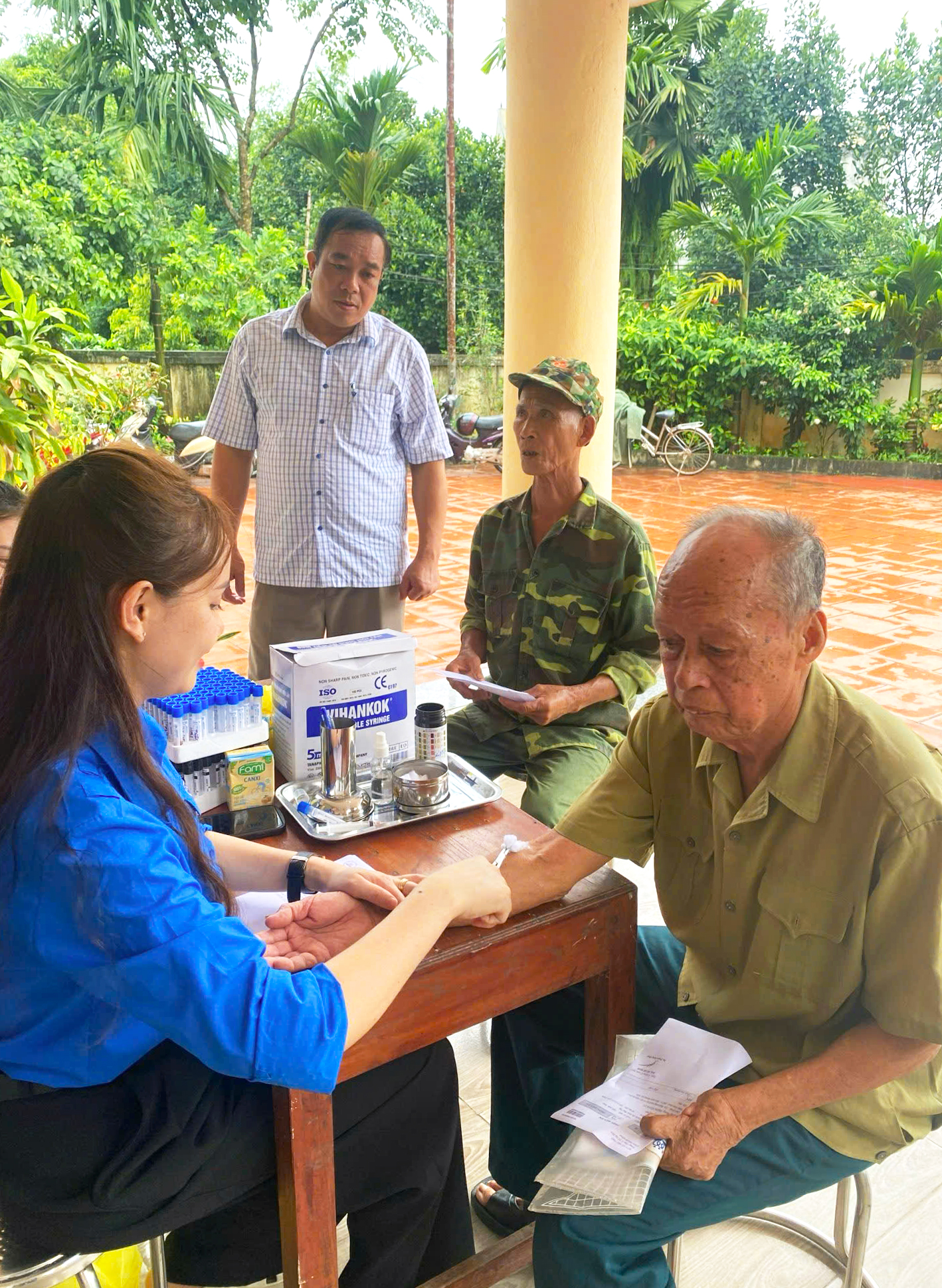 Xung kích vì sức khỏe Nhân dân