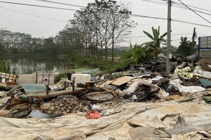 Bãi tập kết phế liệu tự phát ven Quốc lộ 32C