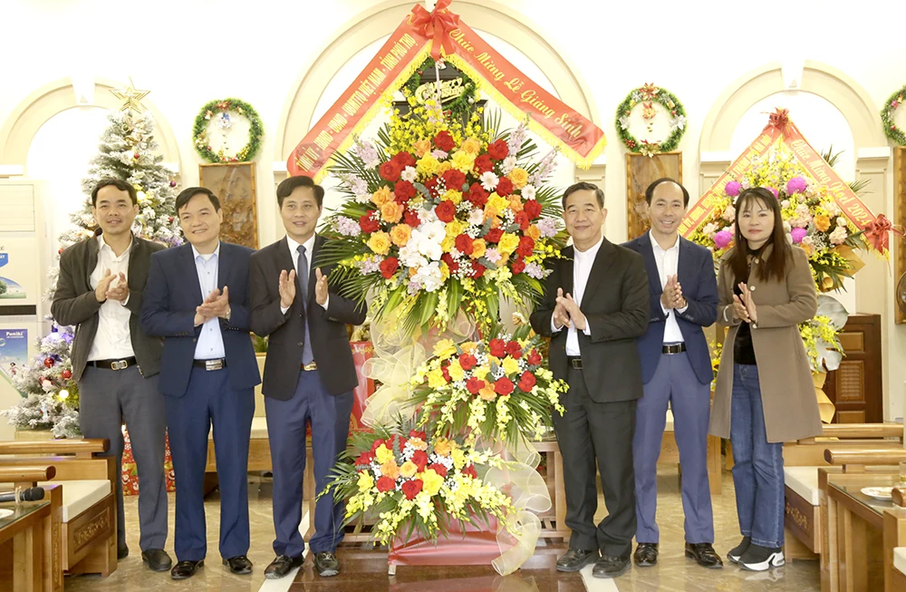 Thăm tặng quà Giám mục Giáo phận Hưng Hóa và các linh mục trên địa bàn thành phố Việt Trì