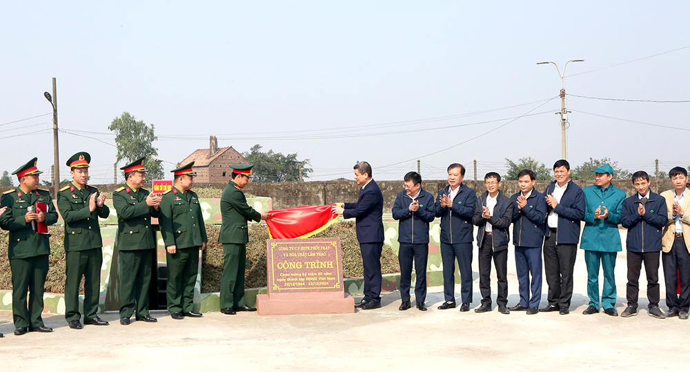 Bàn giao và gắn biển công trình “Trận địa pháo Phòng không 37mm-1”