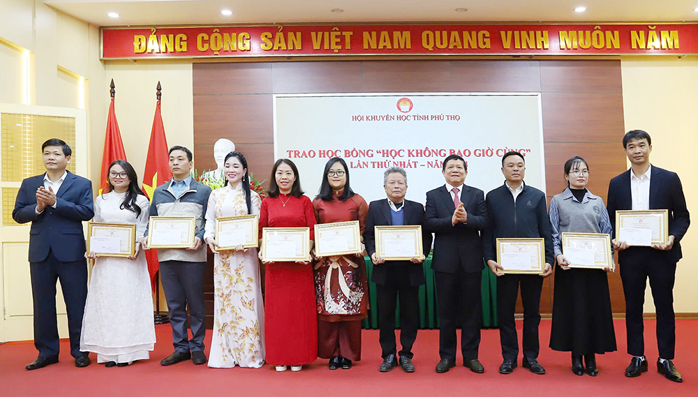 Tổng kết công tác khuyến học và trao học bổng “Học không bao giờ cùng” lần thứ Nhất