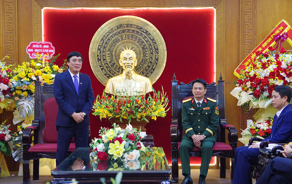 Bí thư Tỉnh ủy Bùi Minh Châu chúc mừng Bộ CHQS tỉnh nhân dịp Kỷ niệm 80 năm Ngày thành lập Quân đội Nhân dân Việt Nam