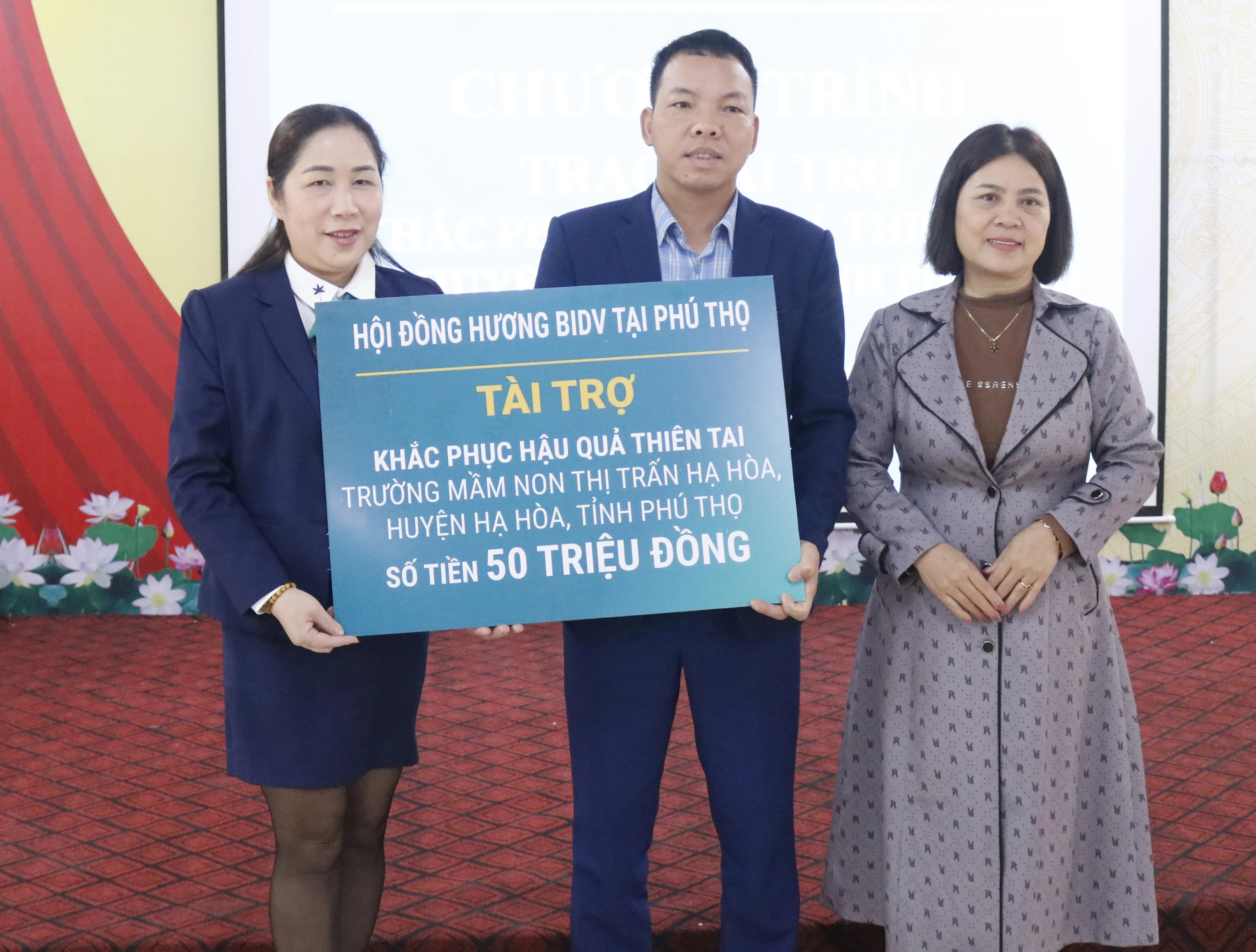 Trao tài trợ khắc phục hậu quả thiên tai tại huyện Hạ Hòa