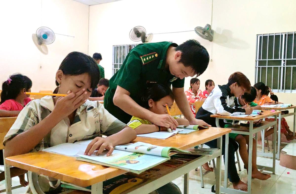 Lớp học tình thương cho học sinh nghèo biên giới