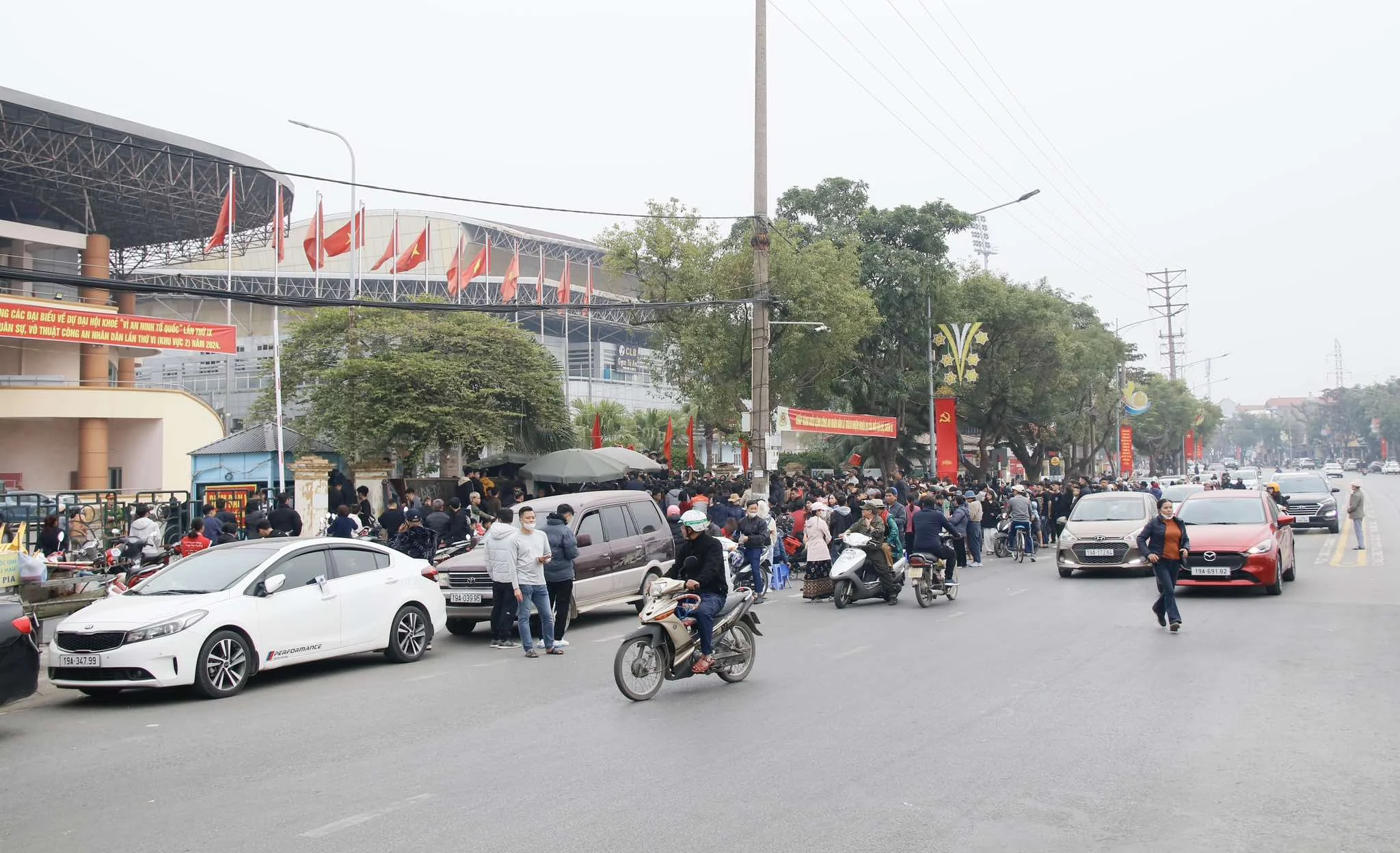 Người hâm mộ tạo nên cơn sốt vé xem Đội tuyển Việt Nam thi đấu Bán kết ASEAN Cup 2024 tại Phú Thọ
