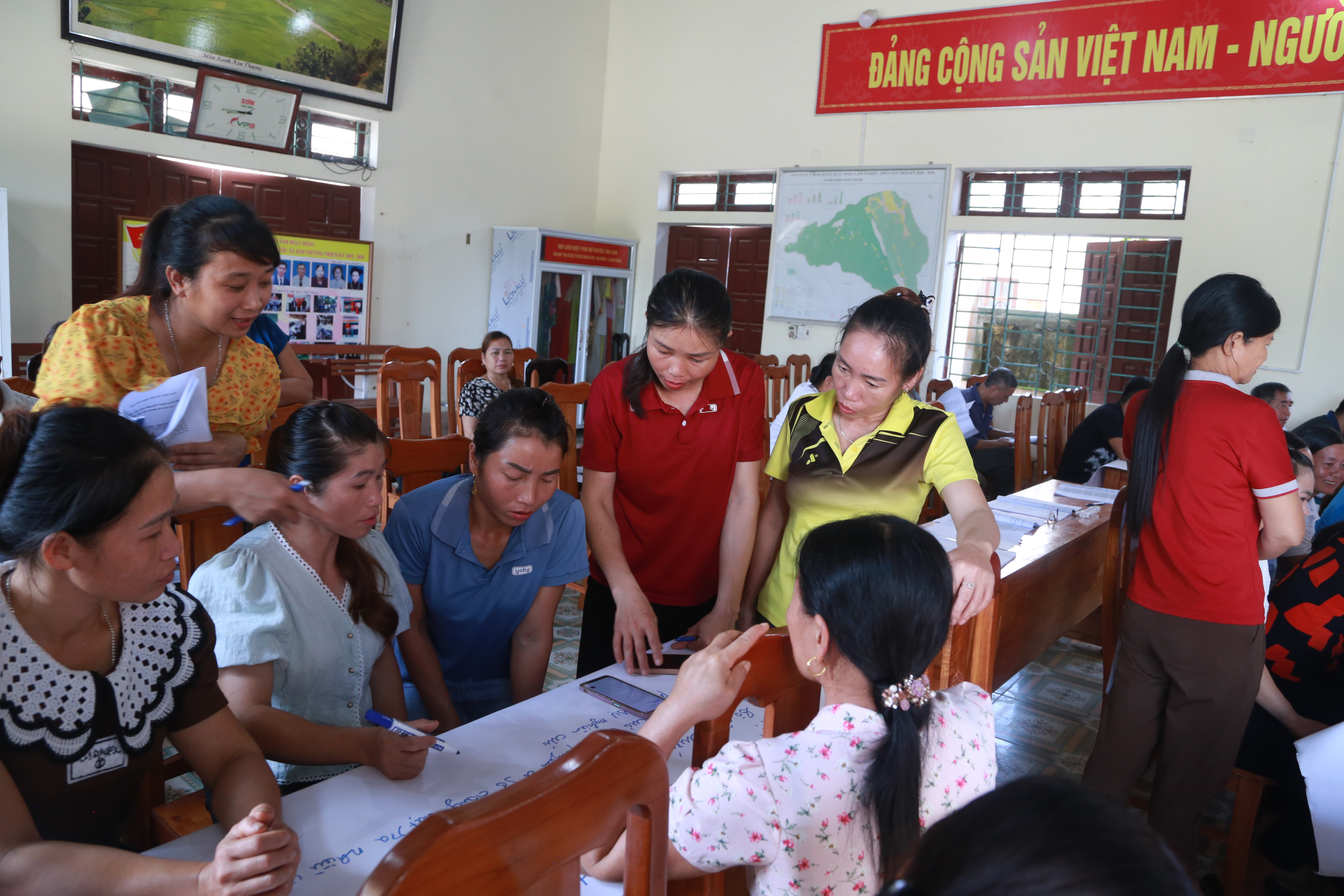 Thay đổi nếp nghĩ, cách làm, xóa bỏ định kiến và khuôn mẫu giới trong gia đình và cộng đồng