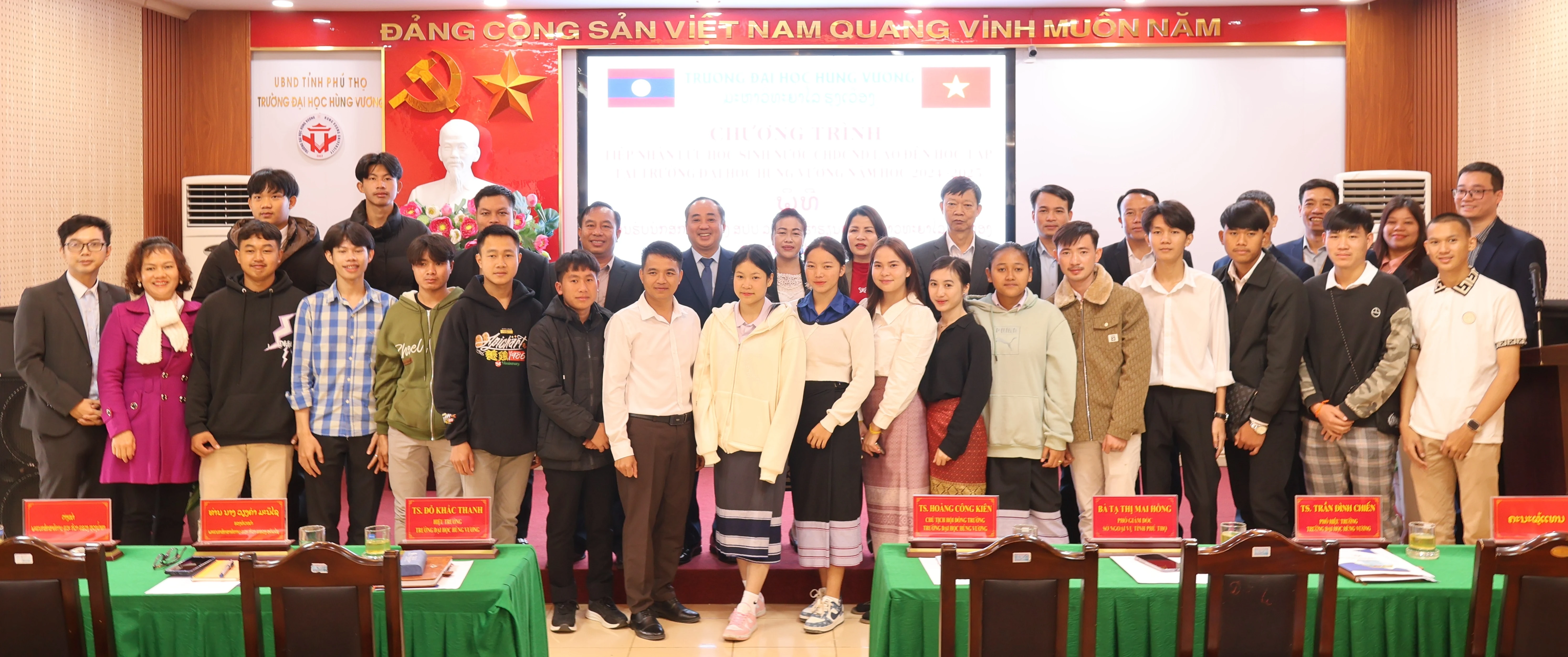 Hung Vuong University receives Laotian students.