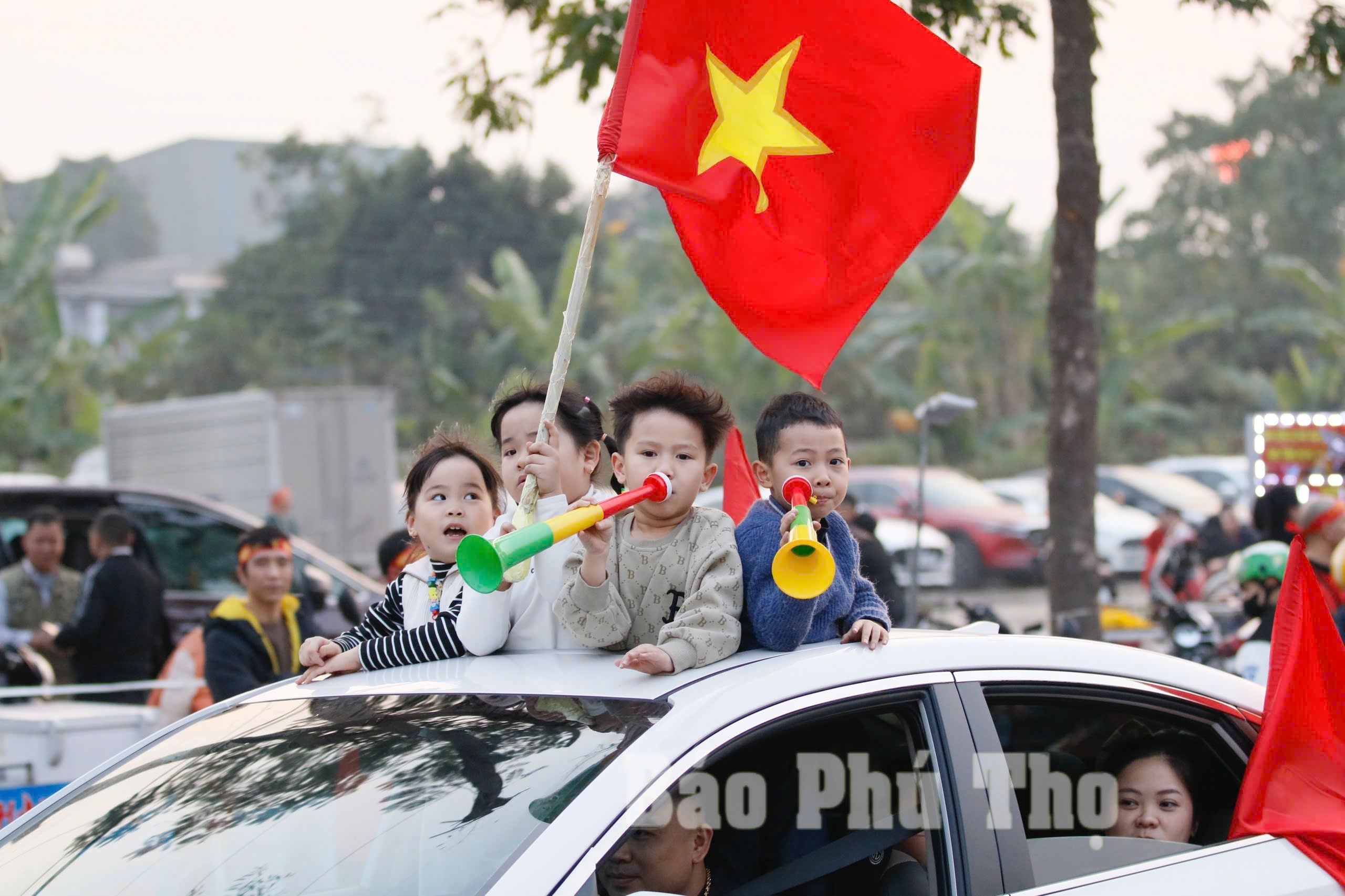 Tưng bừng ngày hội bóng đá trên Đất Tổ