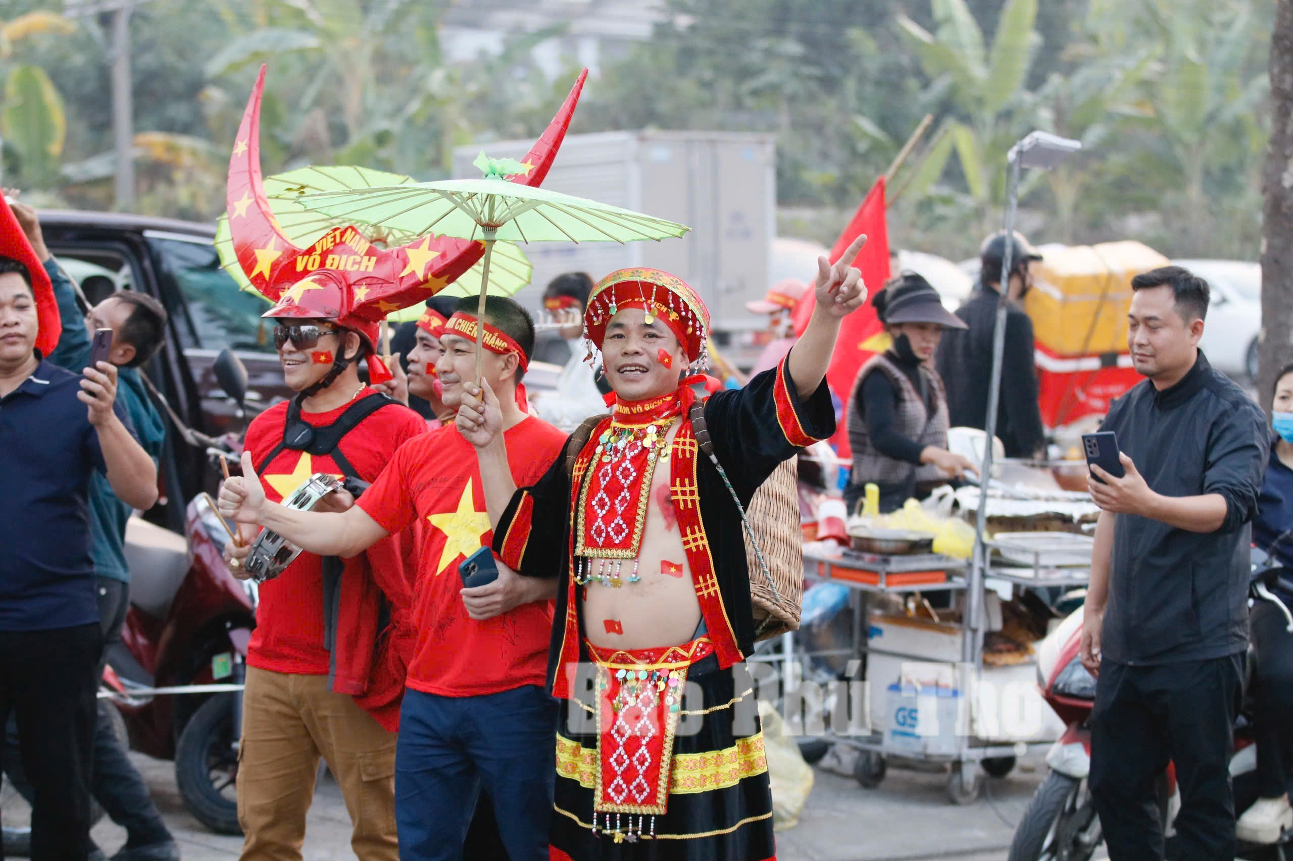 Tưng bừng ngày hội bóng đá trên Đất Tổ