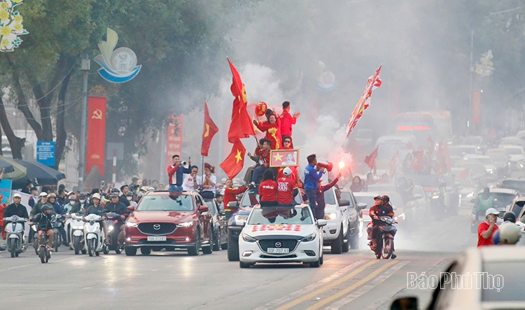 Thousands of fans flock to Viet Tri Stadium to cheer for the Vietnam National Team