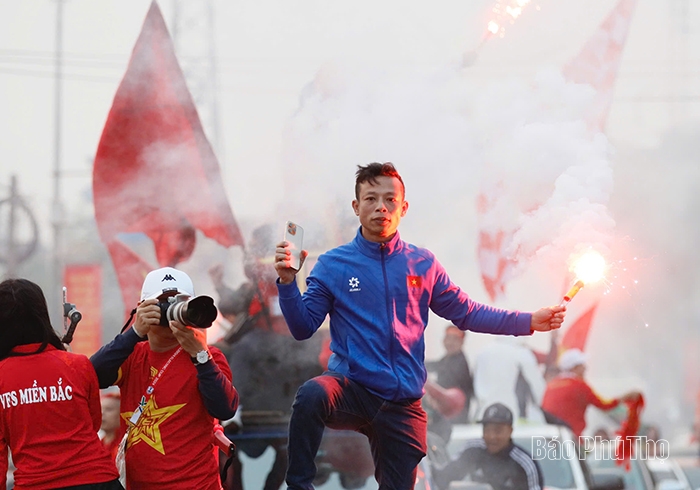 Thousands of fans flock to Viet Tri Stadium to cheer for the Vietnam National Team