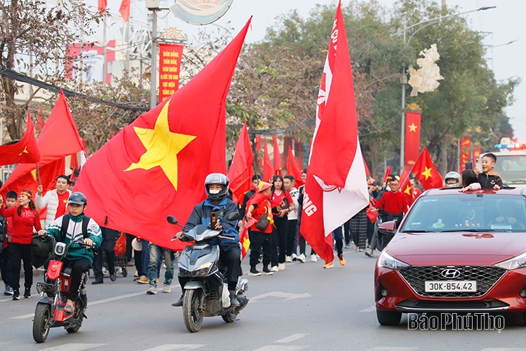 Thousands of fans flock to Viet Tri Stadium to cheer for the Vietnam National Team