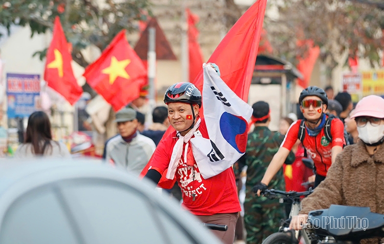 Thousands of fans flock to Viet Tri Stadium to cheer for the Vietnam National Team