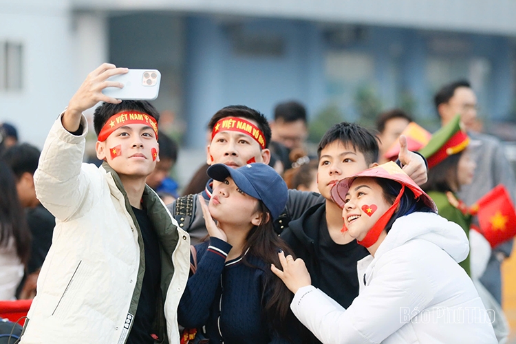 Thousands of fans flock to Viet Tri Stadium to cheer for the Vietnam National Team