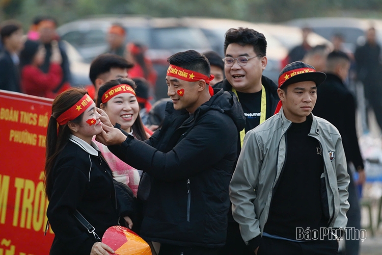 Thousands of fans flock to Viet Tri Stadium to cheer for the Vietnam National Team