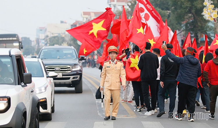 Thousands of fans flock to Viet Tri Stadium to cheer for the Vietnam National Team