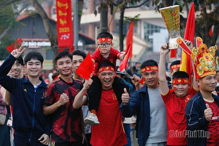 Thousands of fans flock to Viet Tri Stadium to cheer for the Vietnam National Team