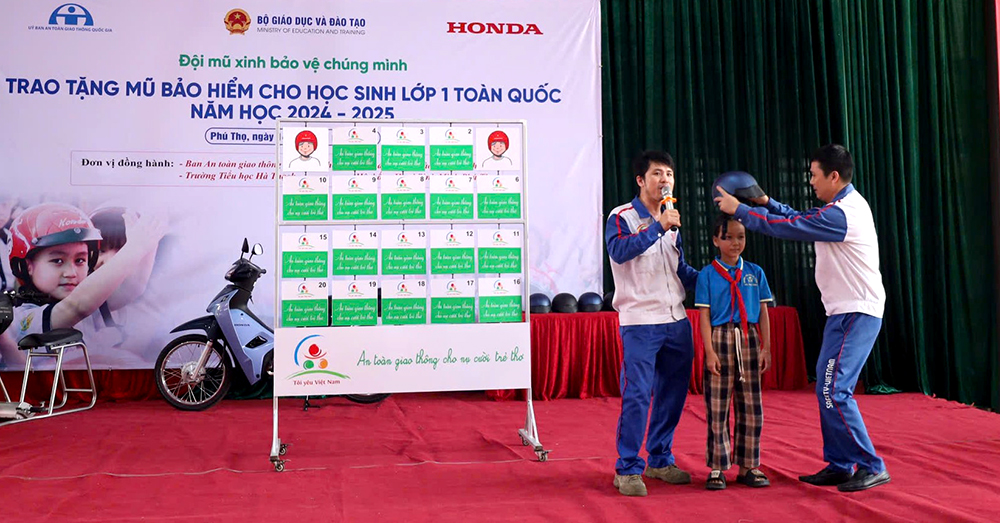 Tiếp nhận và trao tặng gần 24.800 mũ bảo hiểm cho các em học sinh vào lớp 1