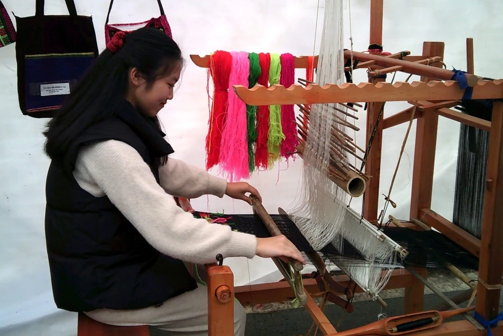 Tình quê chan chứa trong sắc màu thổ cẩm