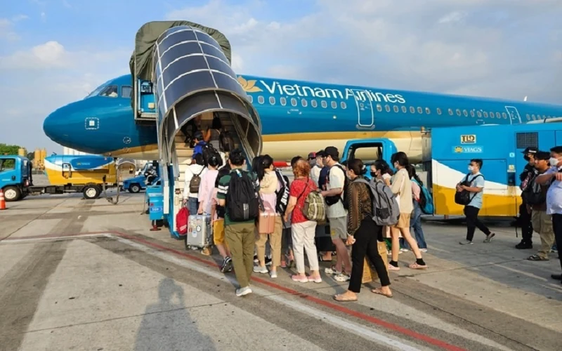 Vé máy bay Tết giá rẻ: Nên đặt sớm hay chờ phút chót?