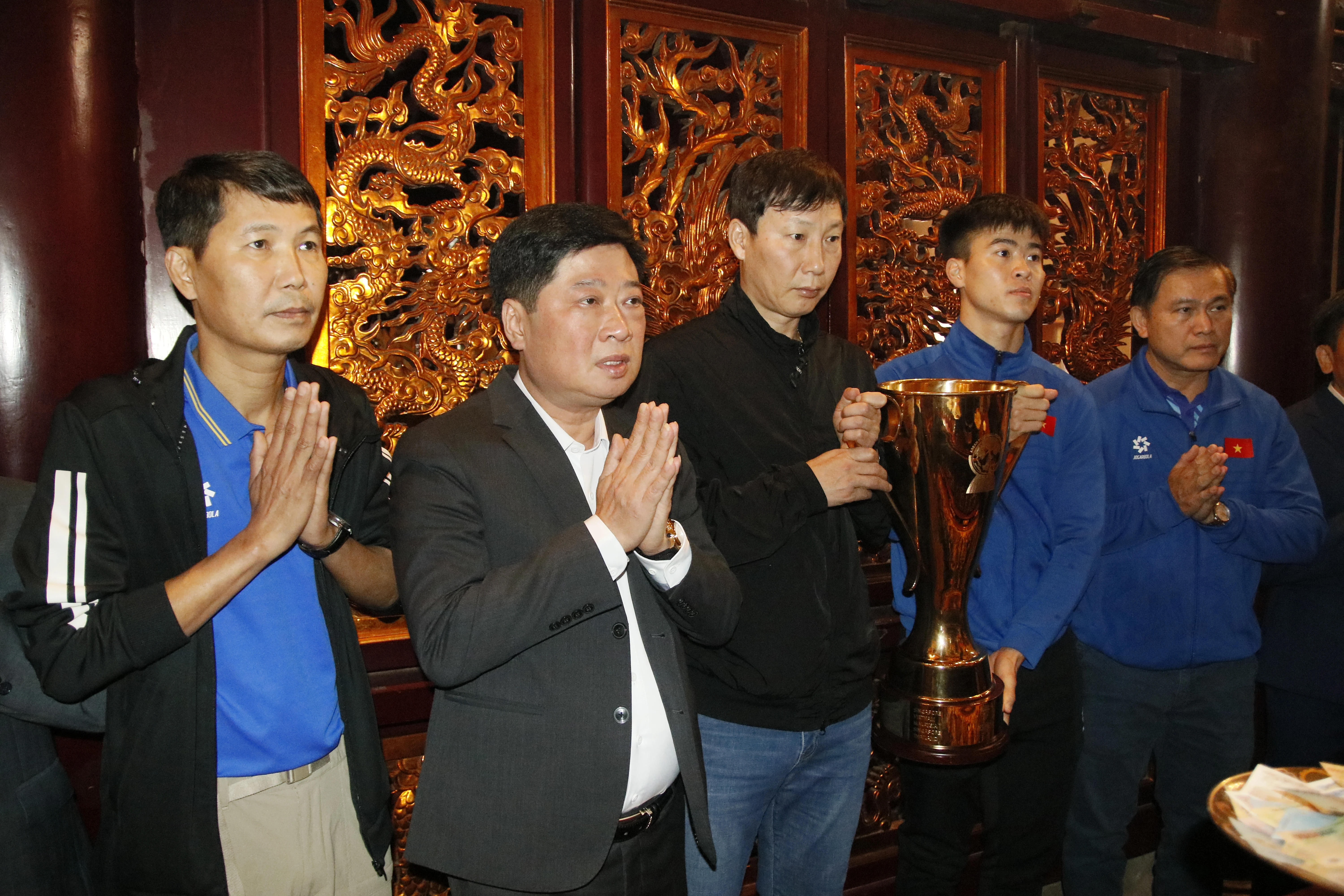 The Vietnam team offers incense to report the Hung Kings.