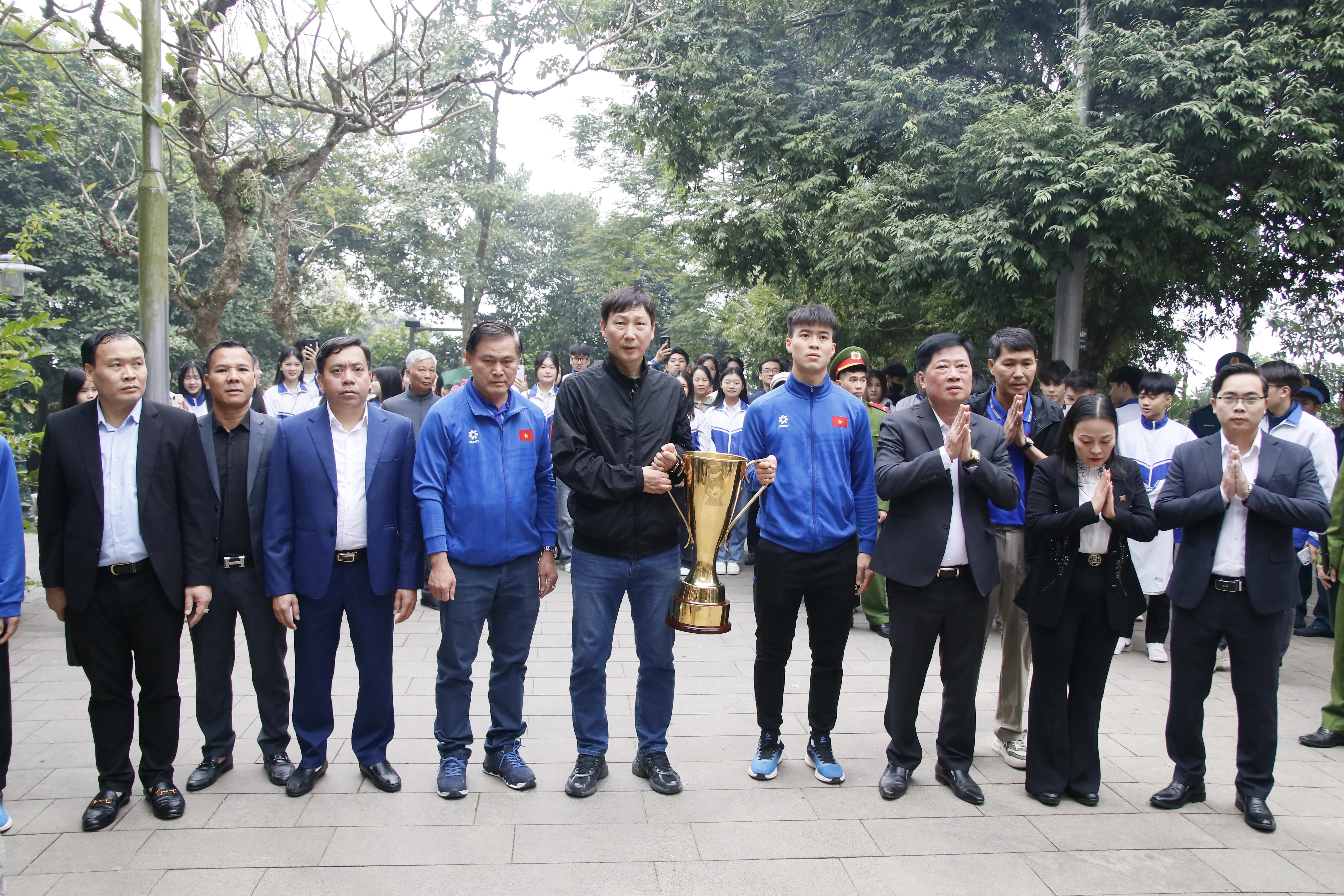 The Vietnam team offers incense to report the Hung Kings.