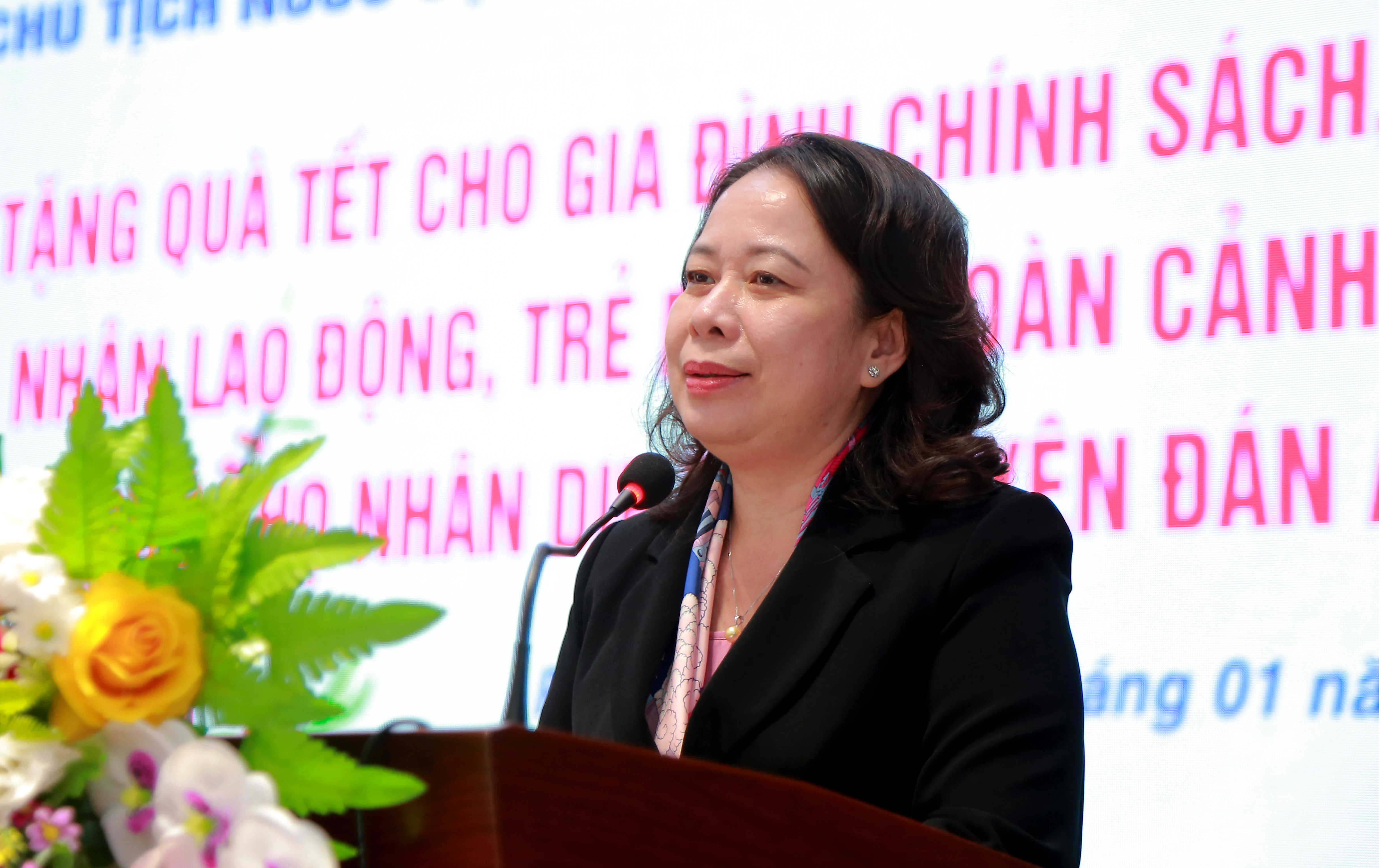 Vice President Vo Thi Anh Xuan visits and presents Tet gifts to families with meritorious services, the poor, workers, and children in difficult circumstances