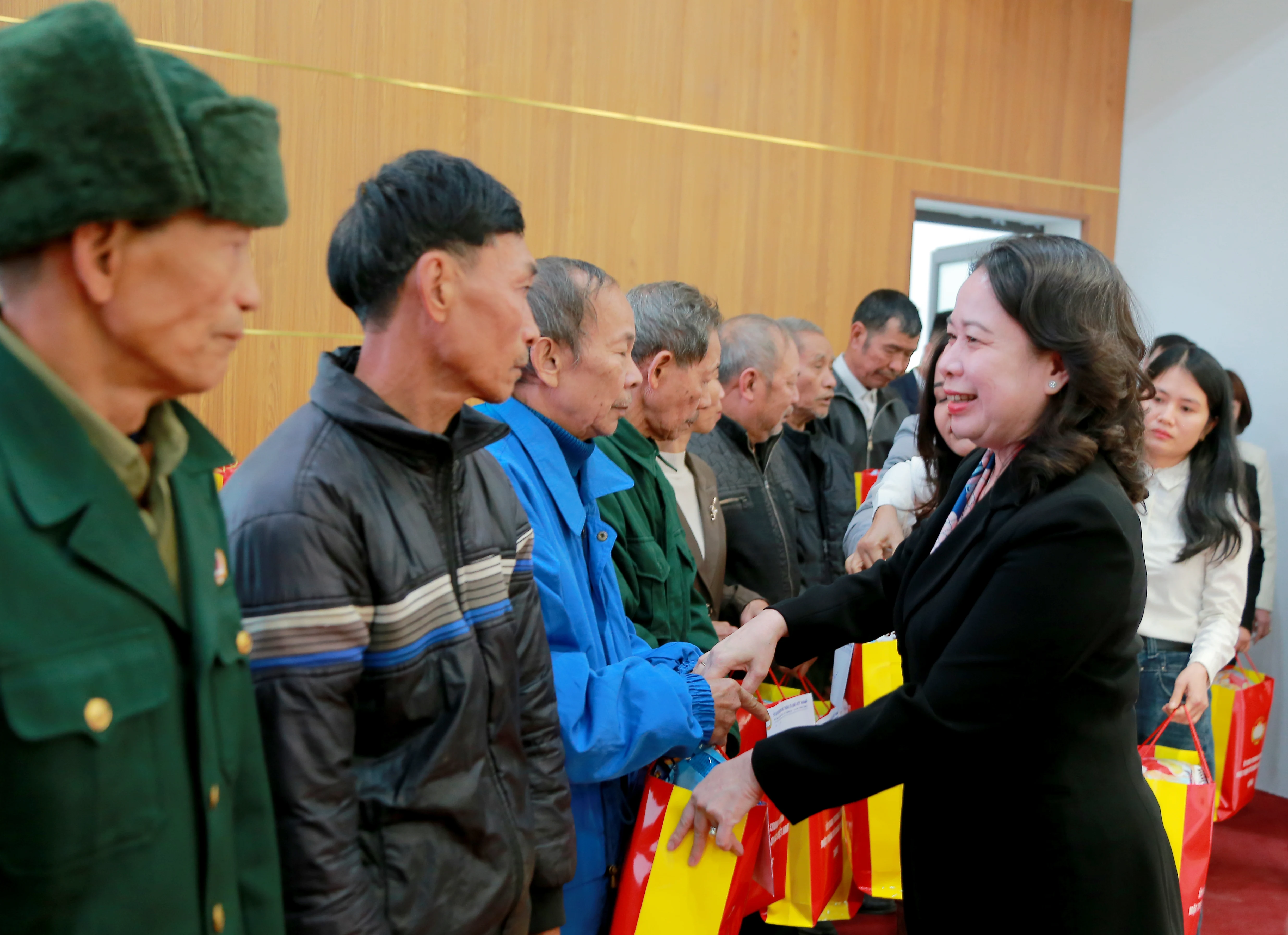 Vice President Vo Thi Anh Xuan visits and presents Tet gifts to families with meritorious services, the poor, workers, and children in difficult circumstances