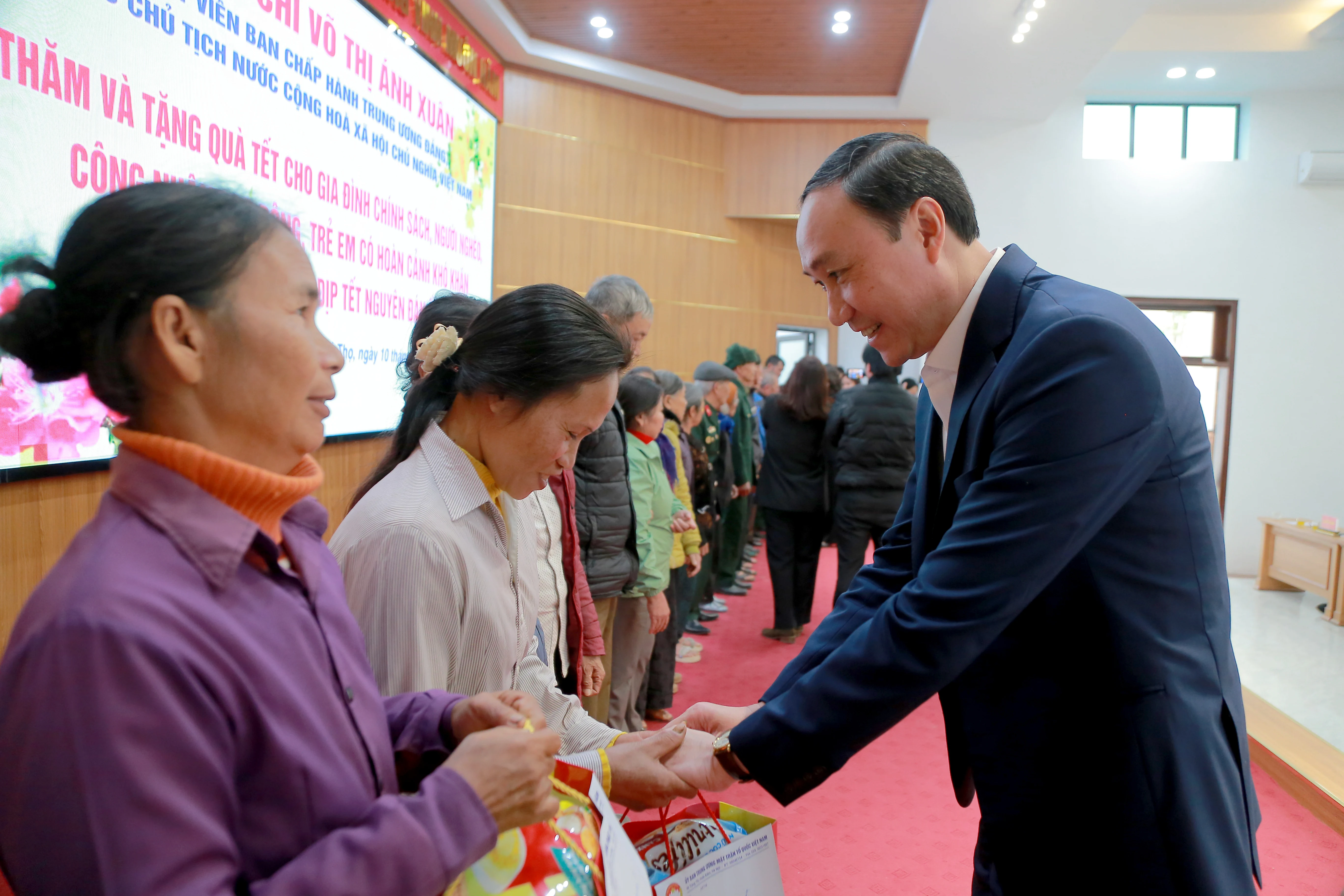Vice President Vo Thi Anh Xuan visits and presents Tet gifts to families with meritorious services, the poor, workers, and children in difficult circumstances