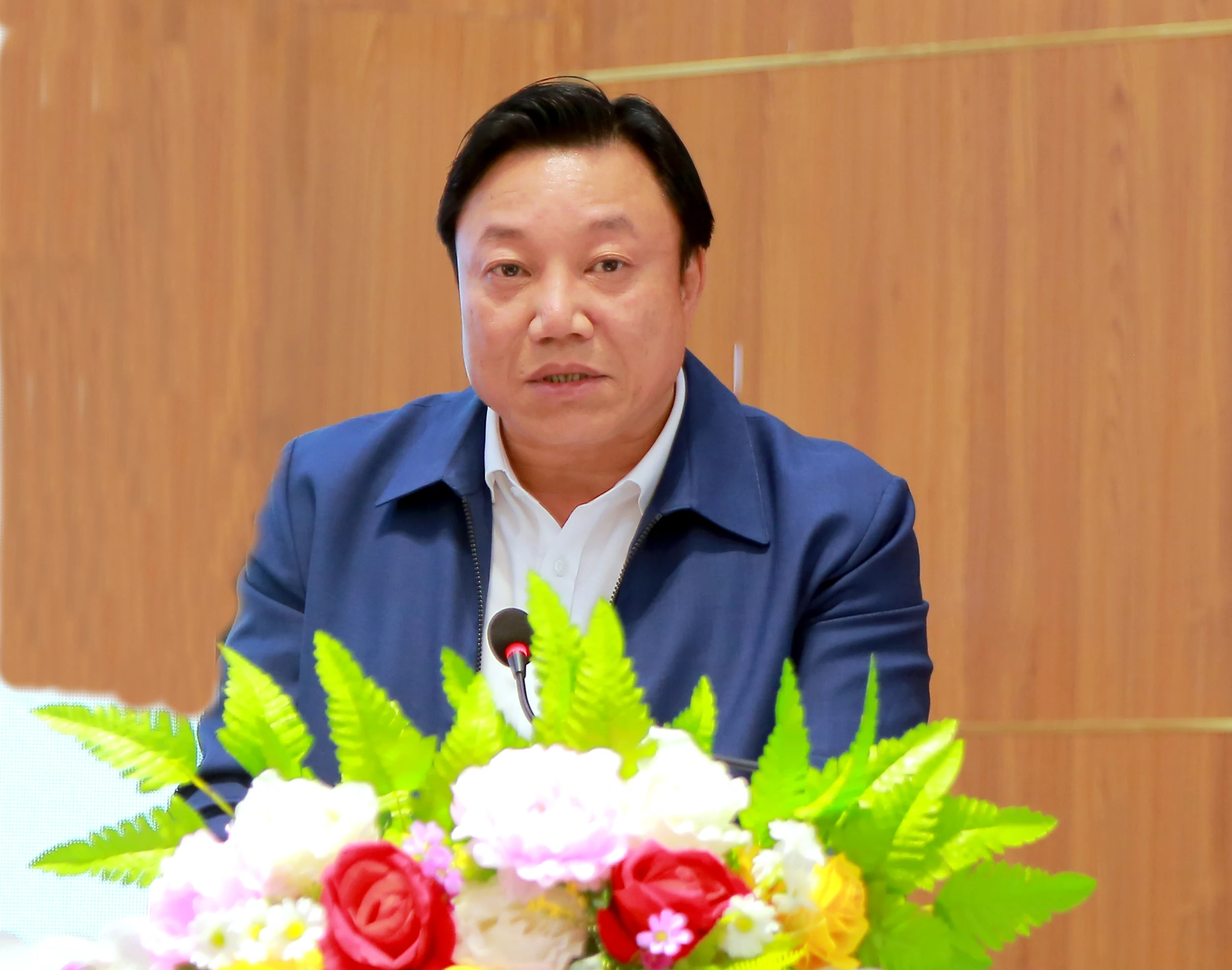 Vice President Vo Thi Anh Xuan visits and presents Tet gifts to families with meritorious services, the poor, workers, and children in difficult circumstances