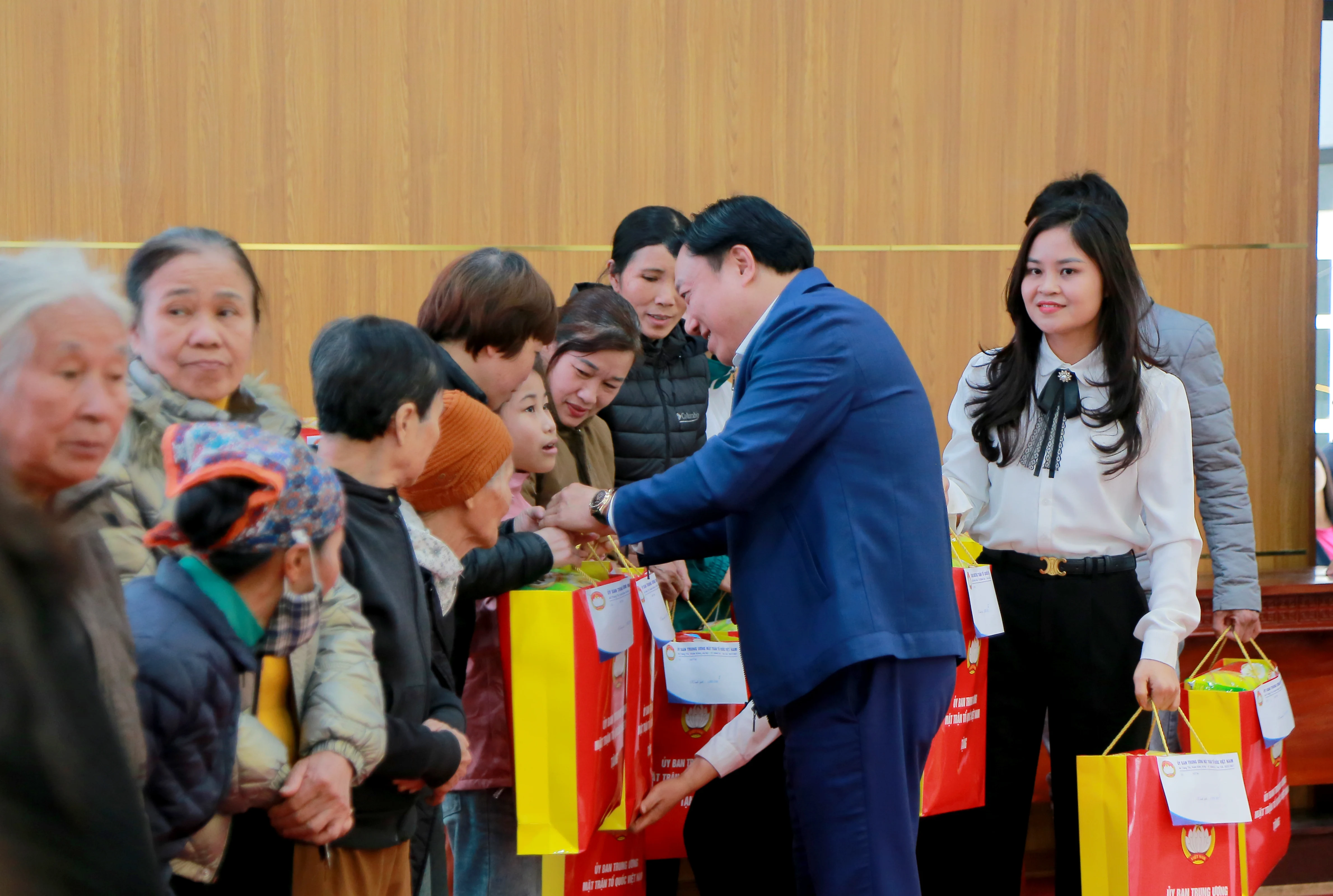 Vice President Vo Thi Anh Xuan visits and presents Tet gifts to families with meritorious services, the poor, workers, and children in difficult circumstances