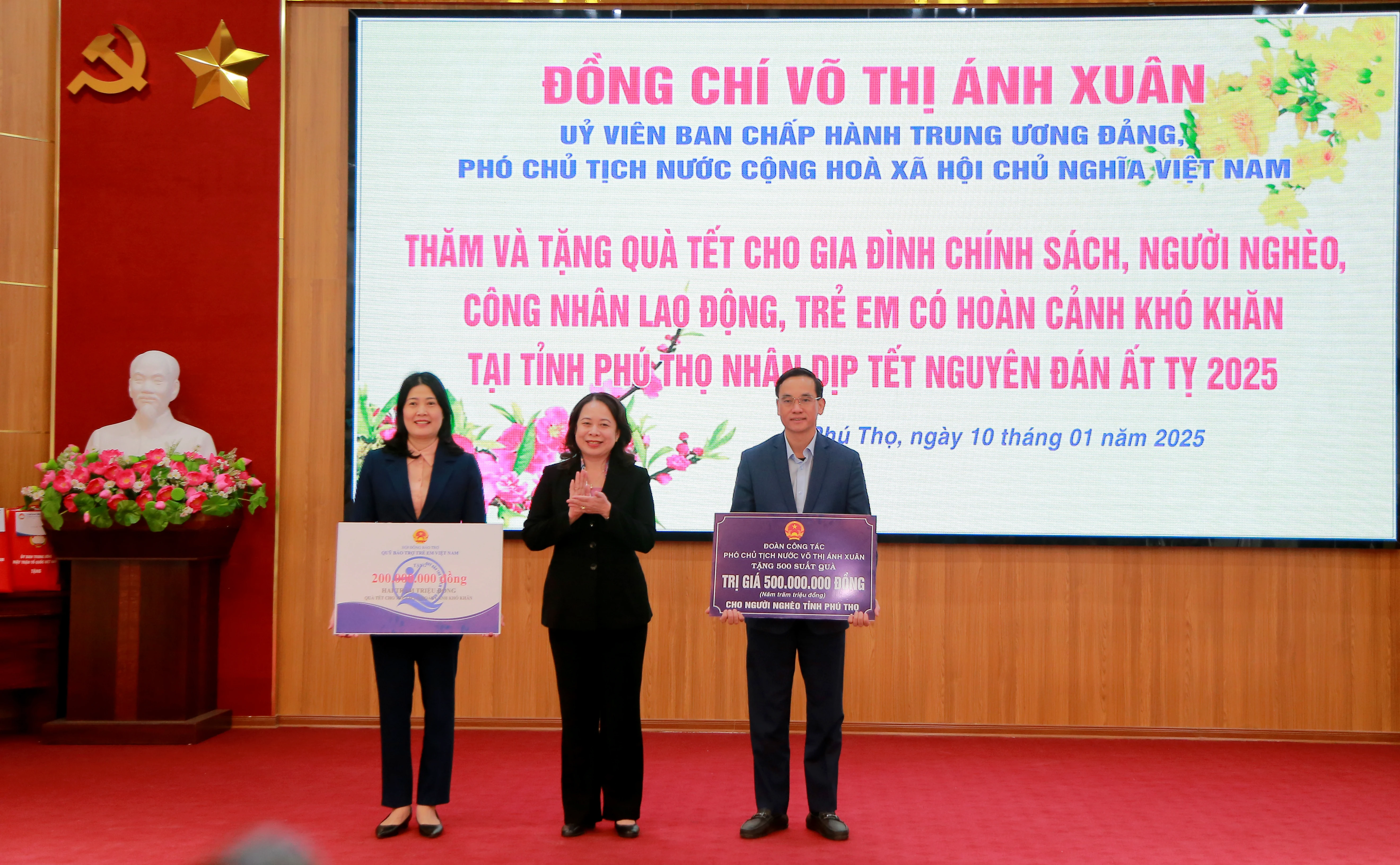 Vice President Vo Thi Anh Xuan visits and presents Tet gifts to families with meritorious services, the poor, workers, and children in difficult circumstances