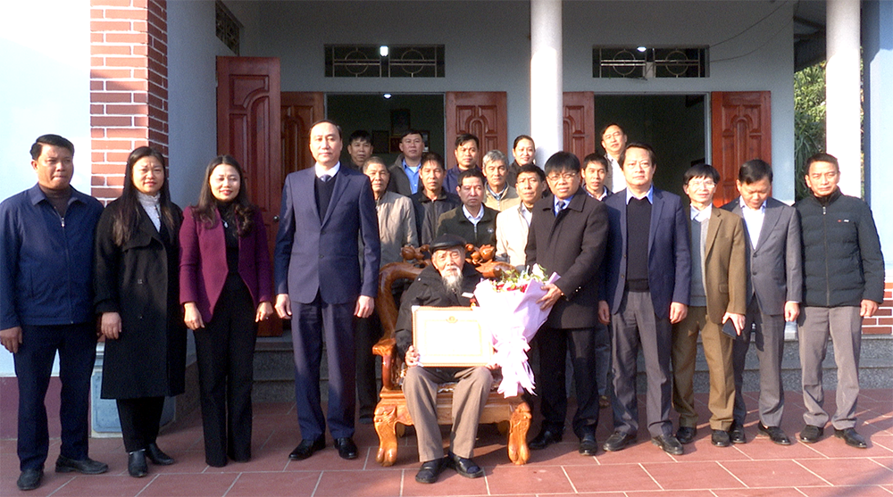 Phó Bí thư Thường trực Tỉnh ủy Phùng Khánh Tài trao Huy hiệu Đảng tại huyện Đoan Hùng