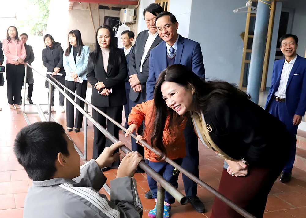 Chủ tịch Ủy ban MTTQ tỉnh Nguyễn Hải tặng quà Tết tại huyện Thanh Ba