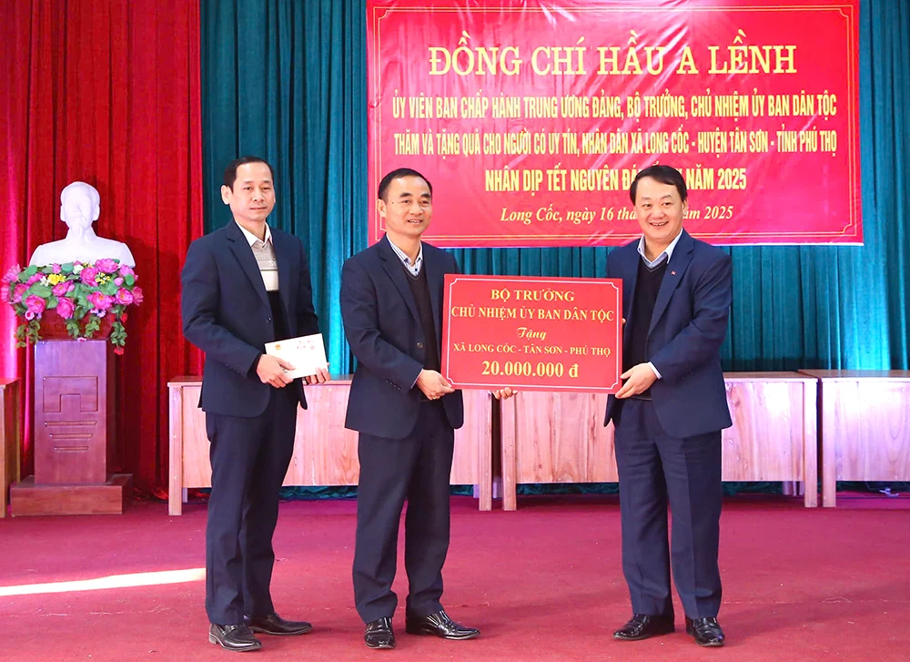 Bộ trưởng, Chủ nhiệm Ủy ban Dân tộc tặng quà Tết tại huyện Tân Sơn