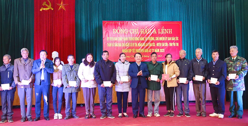Bộ trưởng, Chủ nhiệm Ủy ban Dân tộc tặng quà Tết tại huyện Tân Sơn