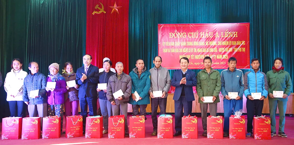 Bộ trưởng, Chủ nhiệm Ủy ban Dân tộc tặng quà Tết tại huyện Tân Sơn