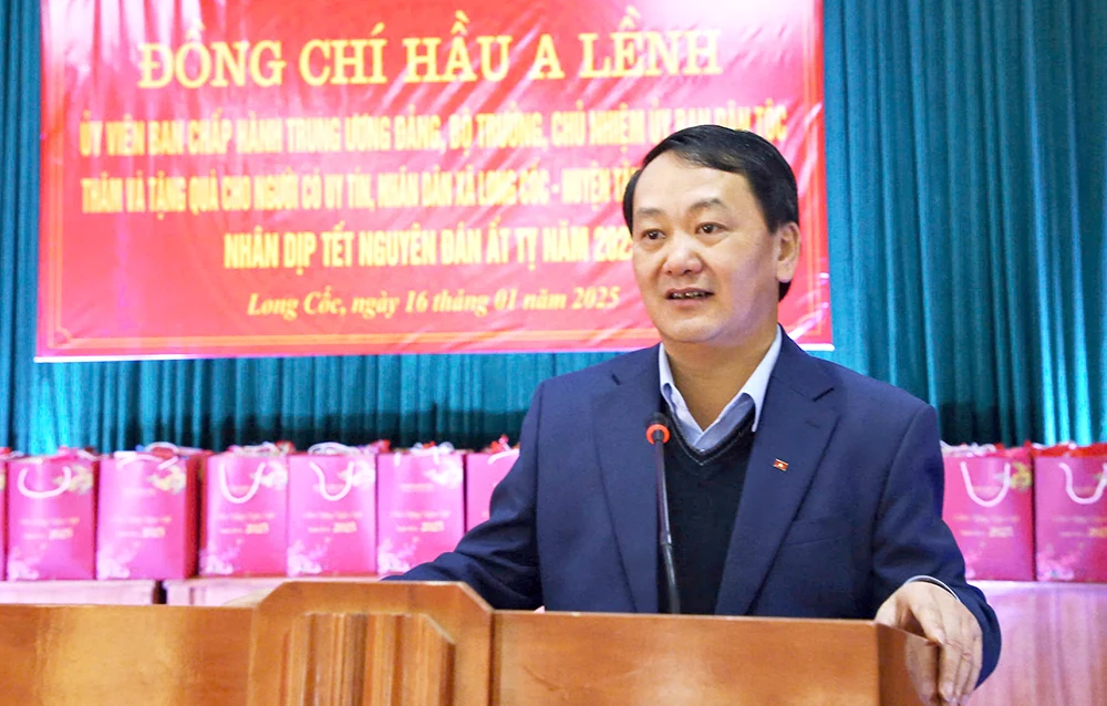 Bộ trưởng, Chủ nhiệm Ủy ban Dân tộc tặng quà Tết tại huyện Tân Sơn