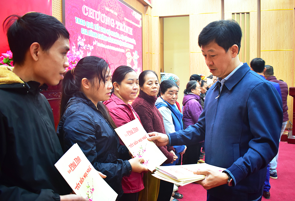 Trao quà “Tết đến mọi nhà” tại huyện Lâm Thao